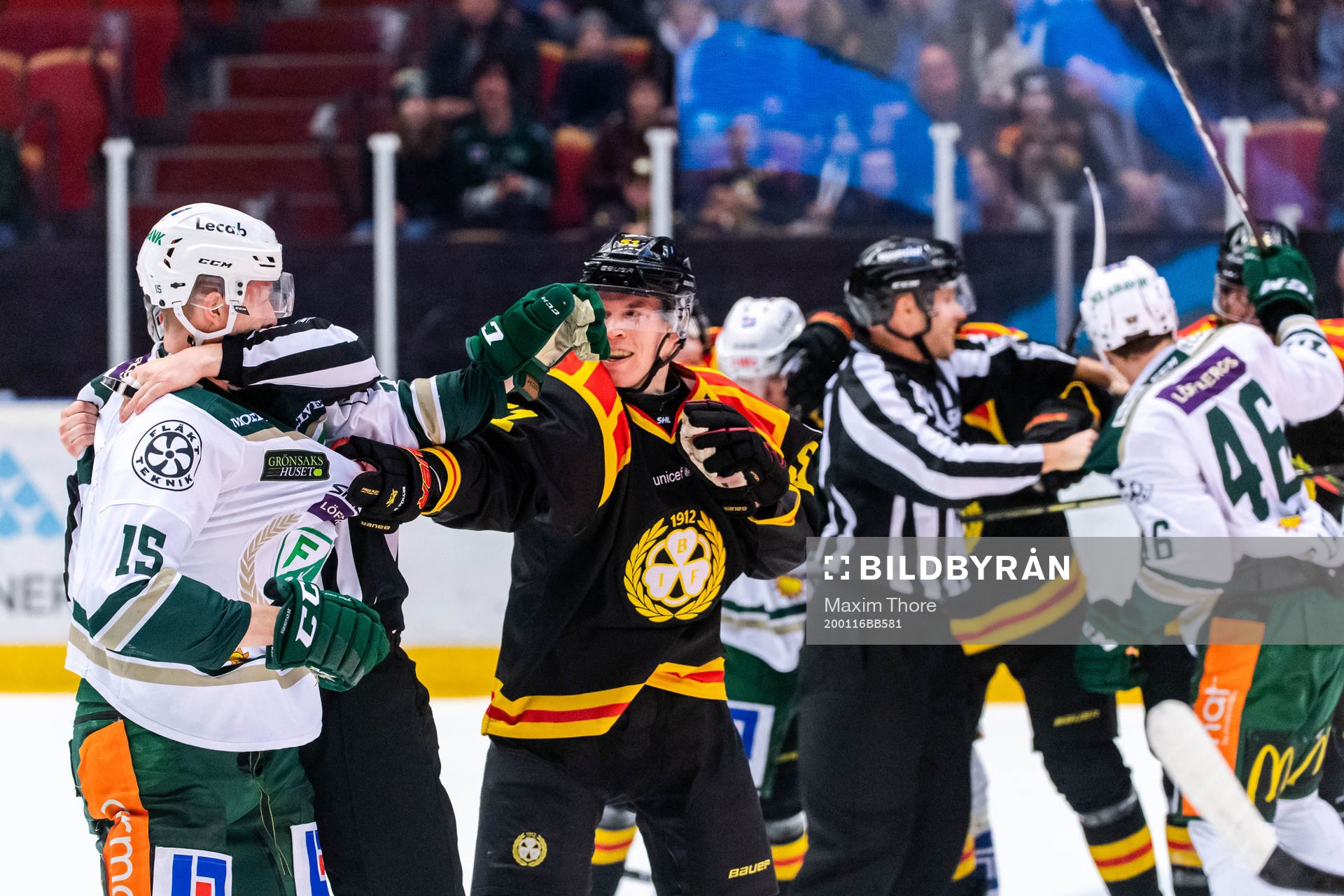 Färjestads Gustav Rydahl och Brynäs Tomi Sallinen i bråk