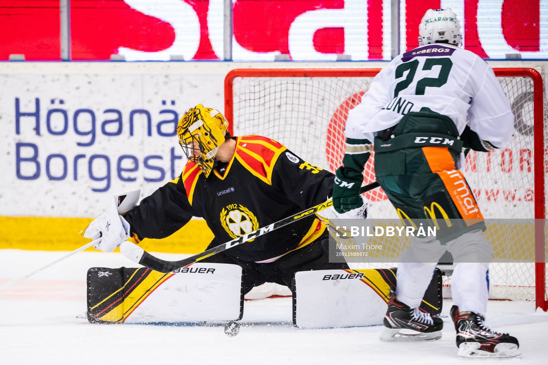 Brynäs målvakt Samuel Ersson räddar en straff från