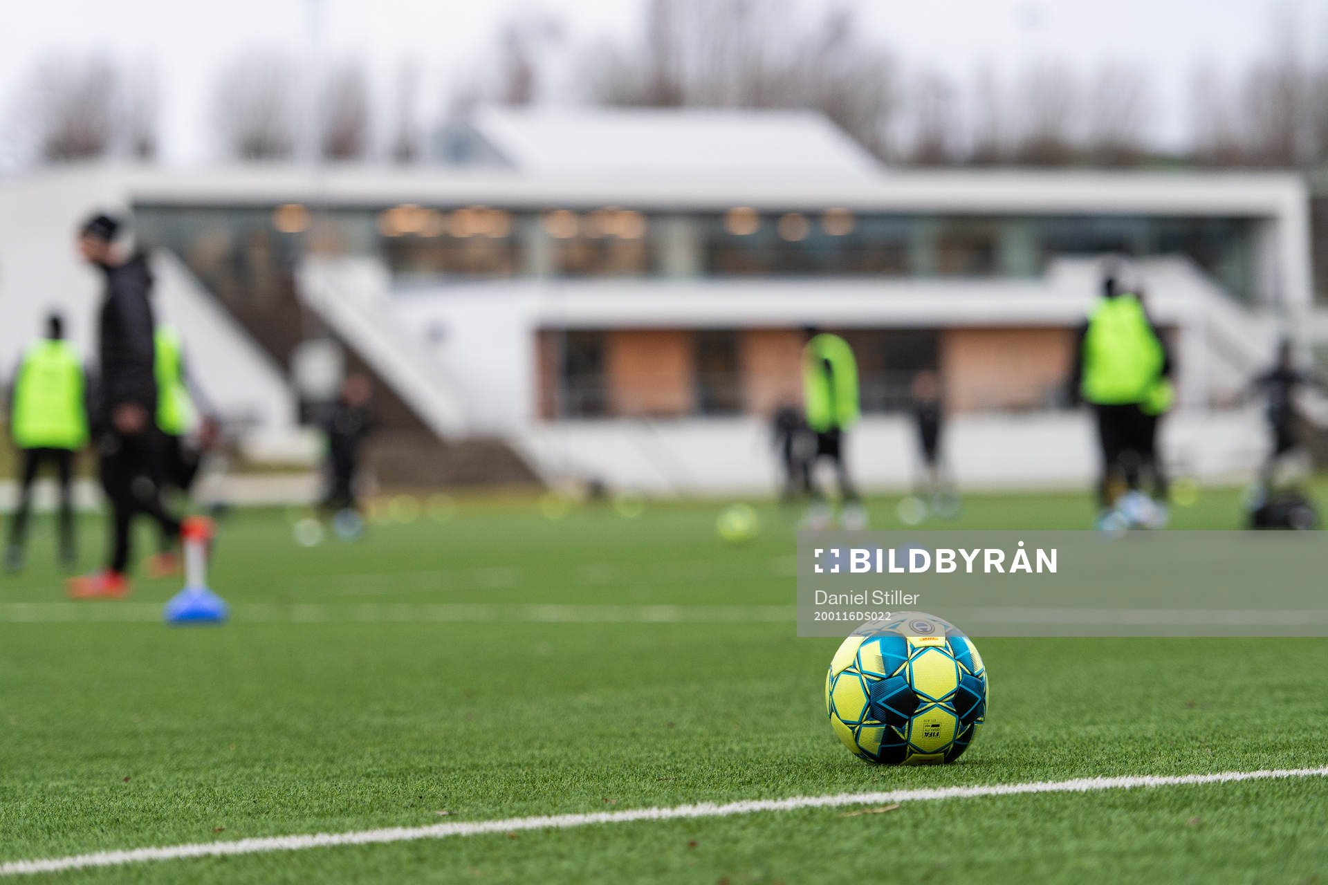 Boll med Gothia Park Academy i bakgrunden