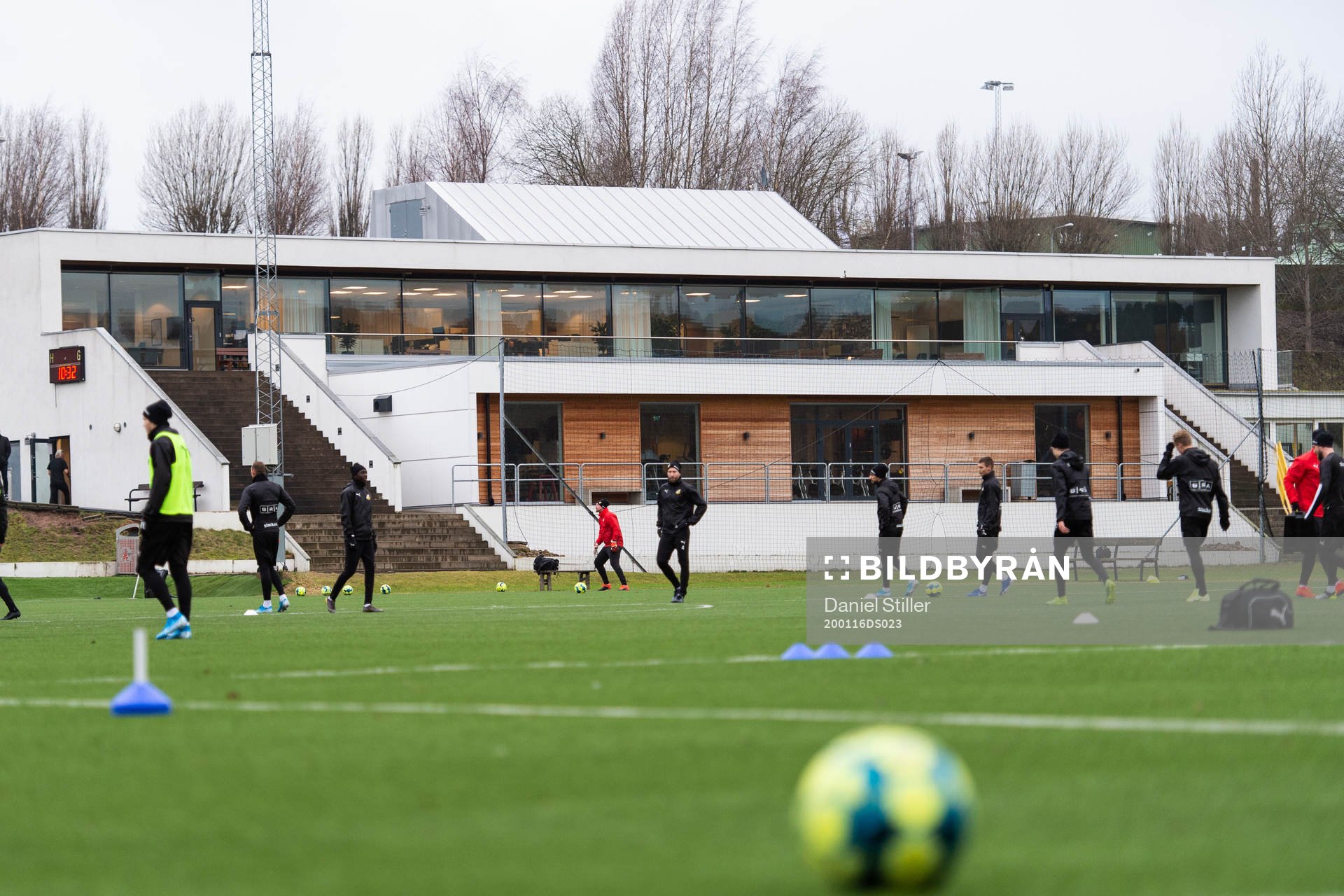 Boll med Gothia Park Academy i bakgrunden