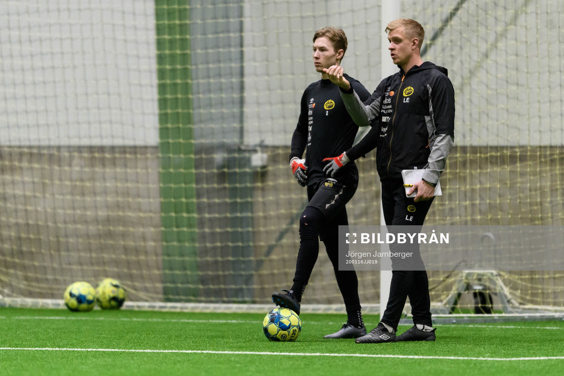 Målvakt Mathias Dyngeland och målvaktstränare Linus