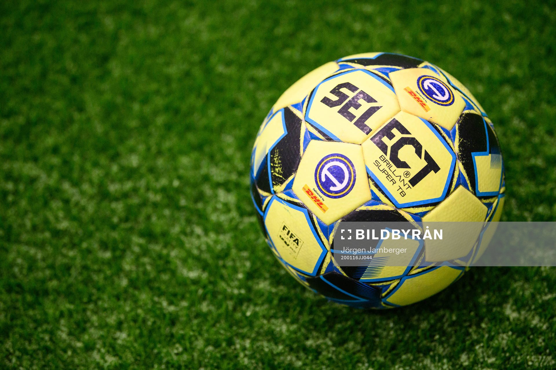En Select fotboll på konstgräset