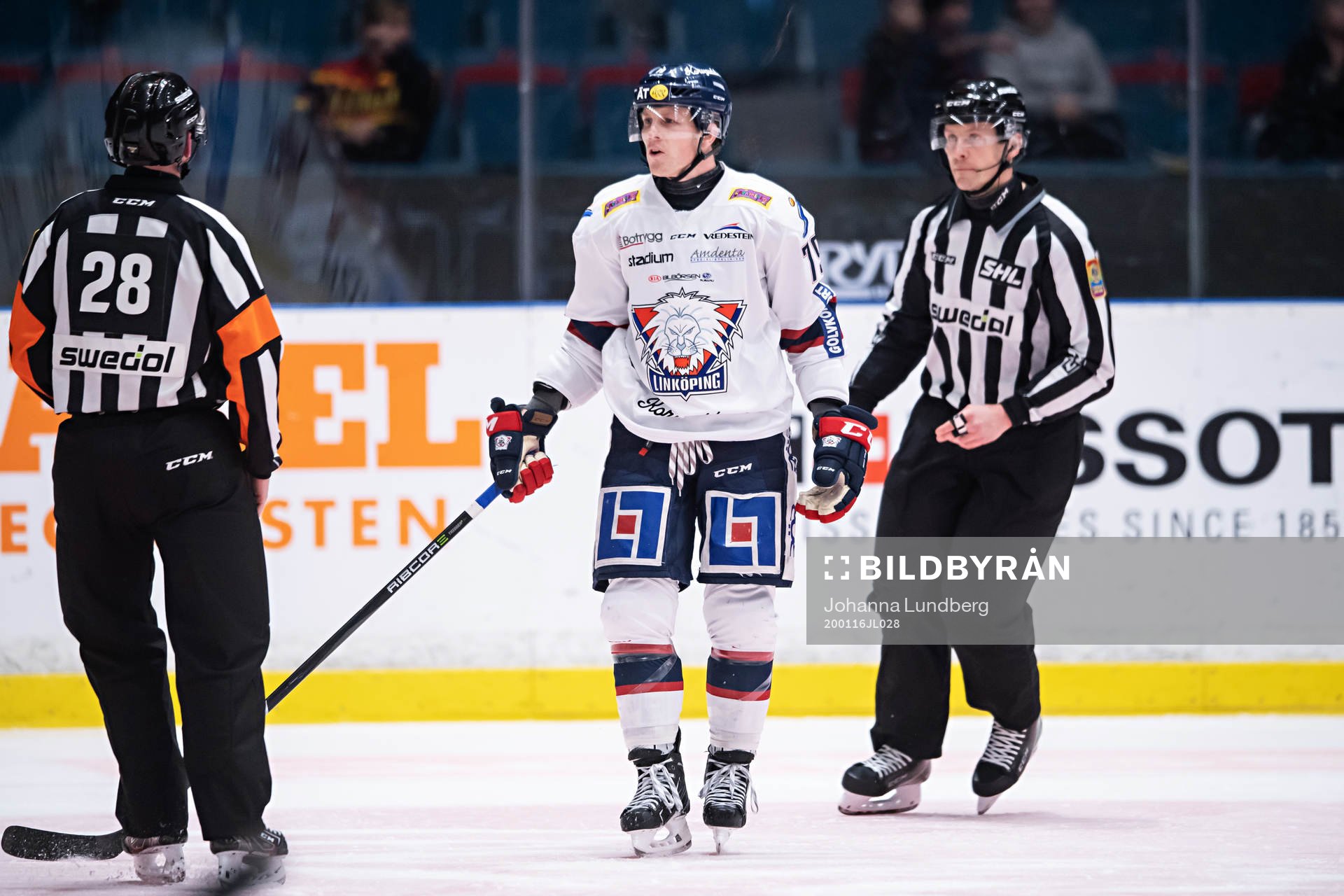 Linköpings Joe Whitney reagerar mot domaren