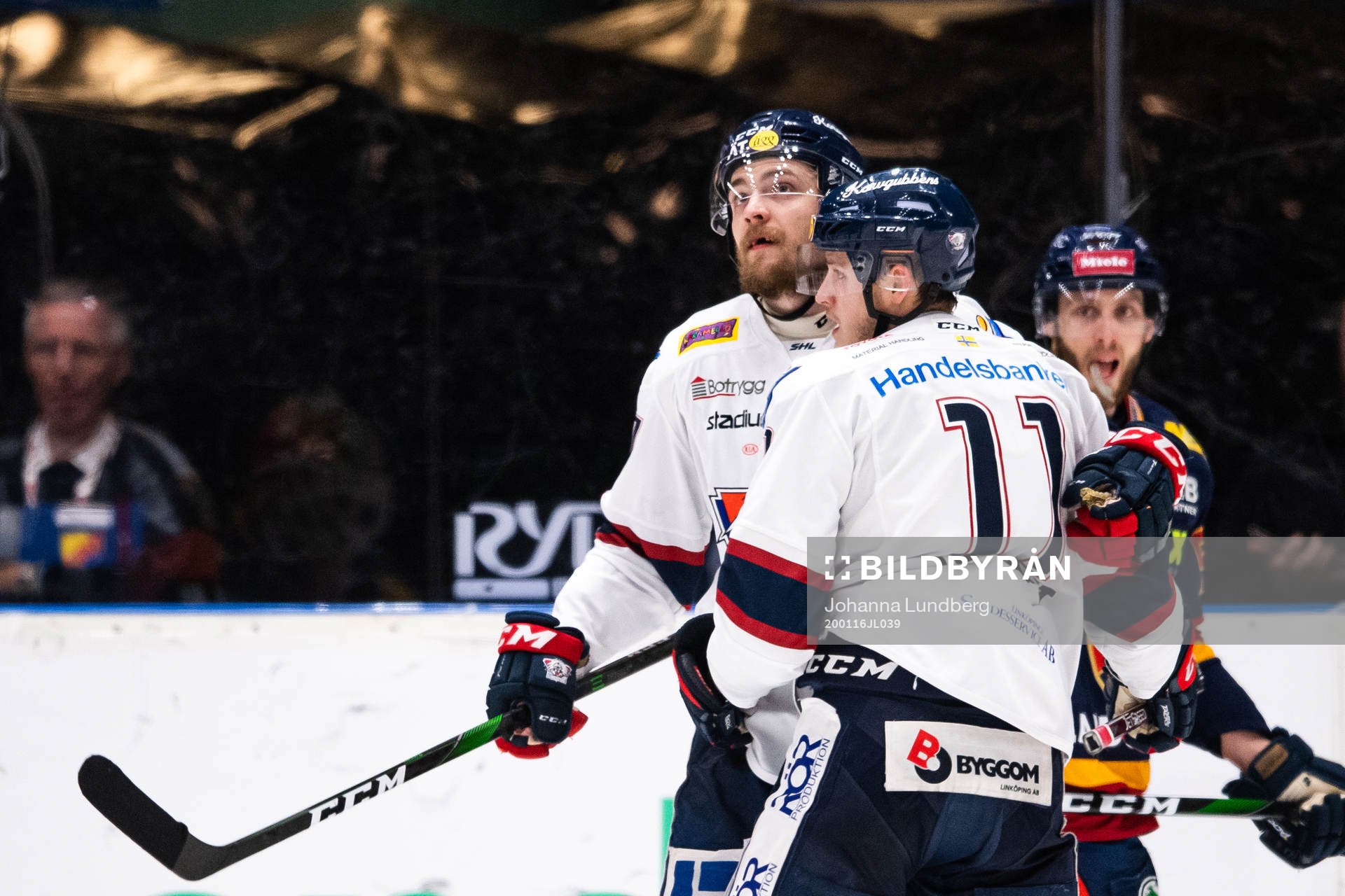 Linköpings Jarno Kärki  jublar med Henrik Törnqvist