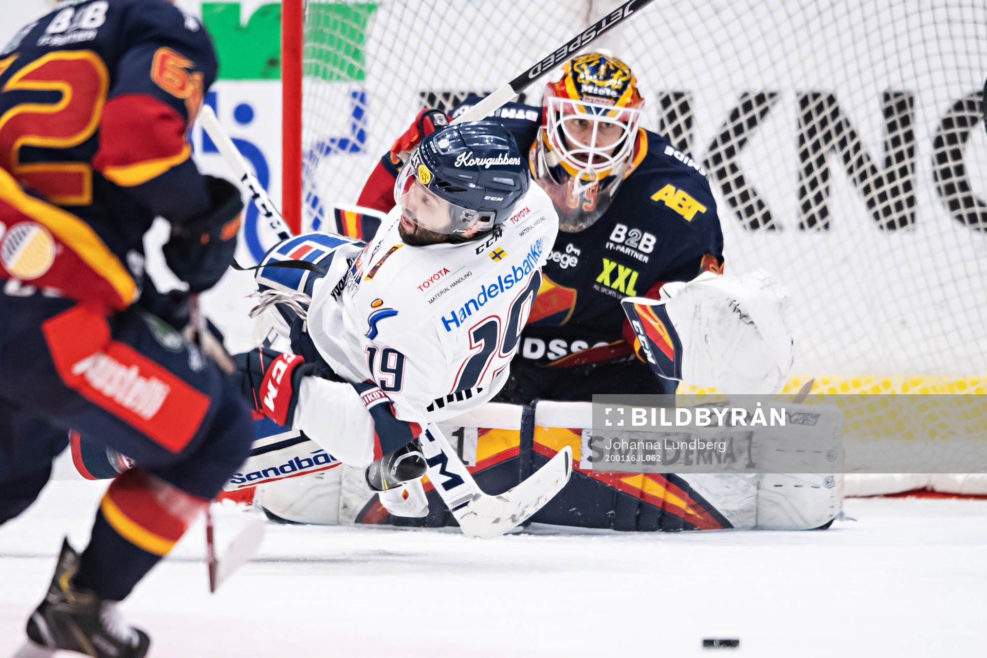 Linköpings Joe Whitney och Djurgårdens målvakt Niklas