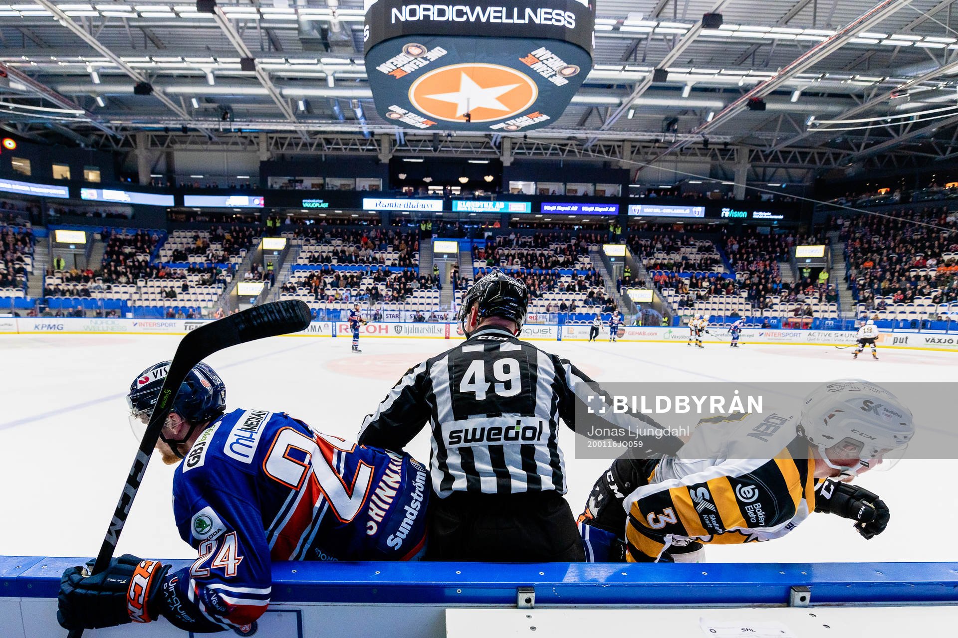 Linjedomare Ludvig Lundgren mellan Växjös Brendan