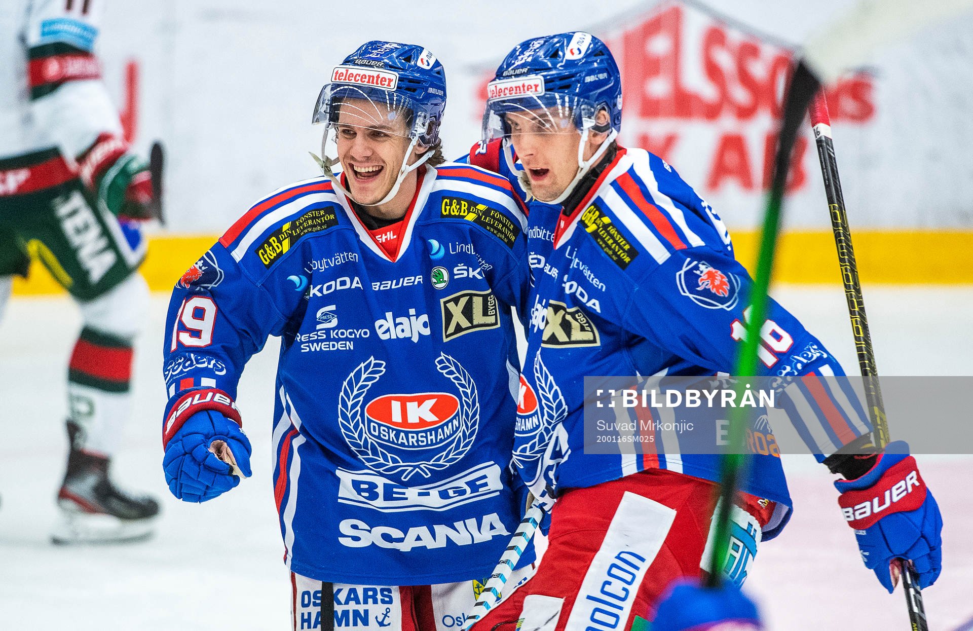 Oskarshamns Tyler Kelleher jublar med Arsi Piispanen