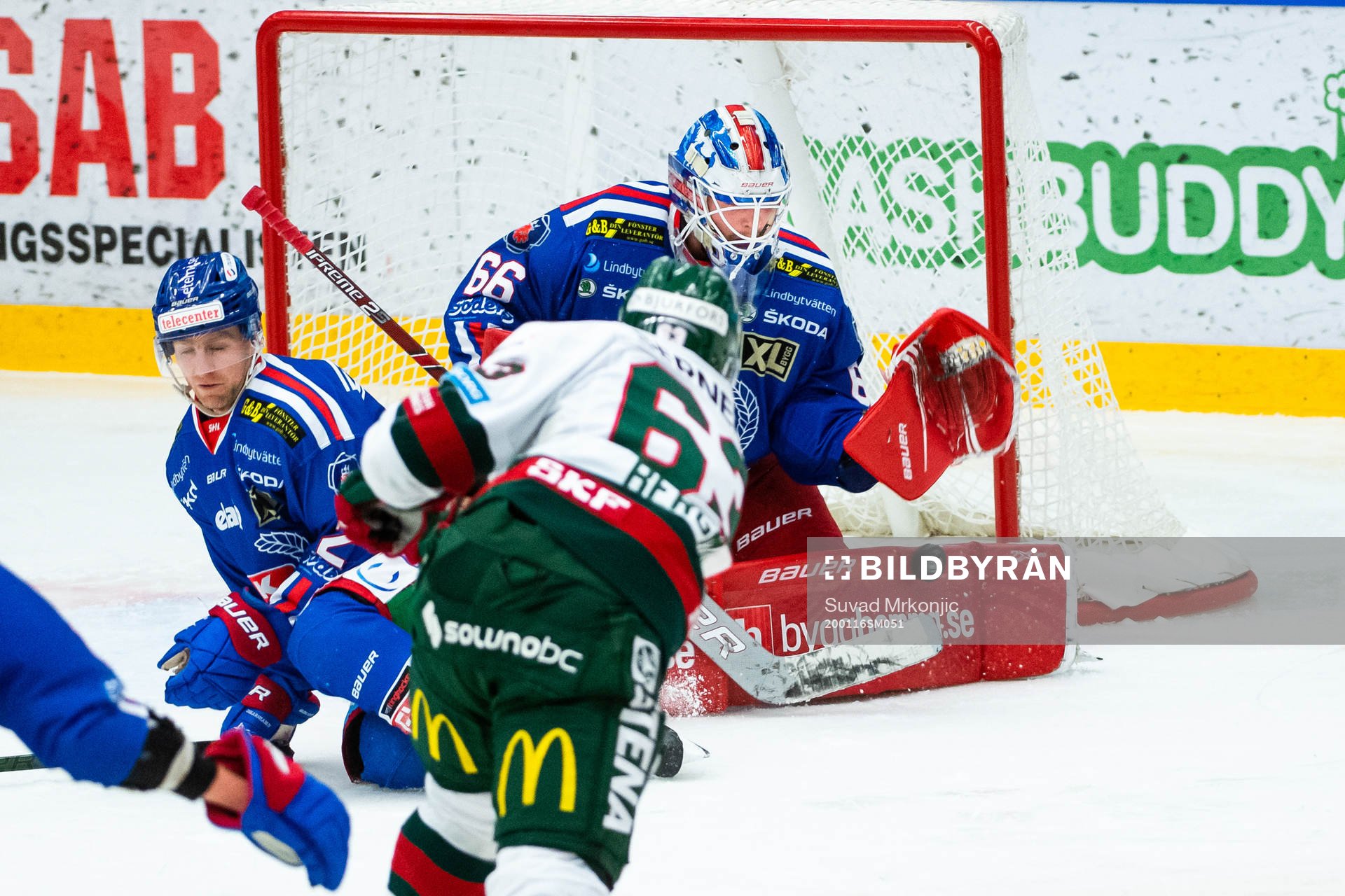 Oskarshamns målvakt Tex Williamsson räddar skott från
