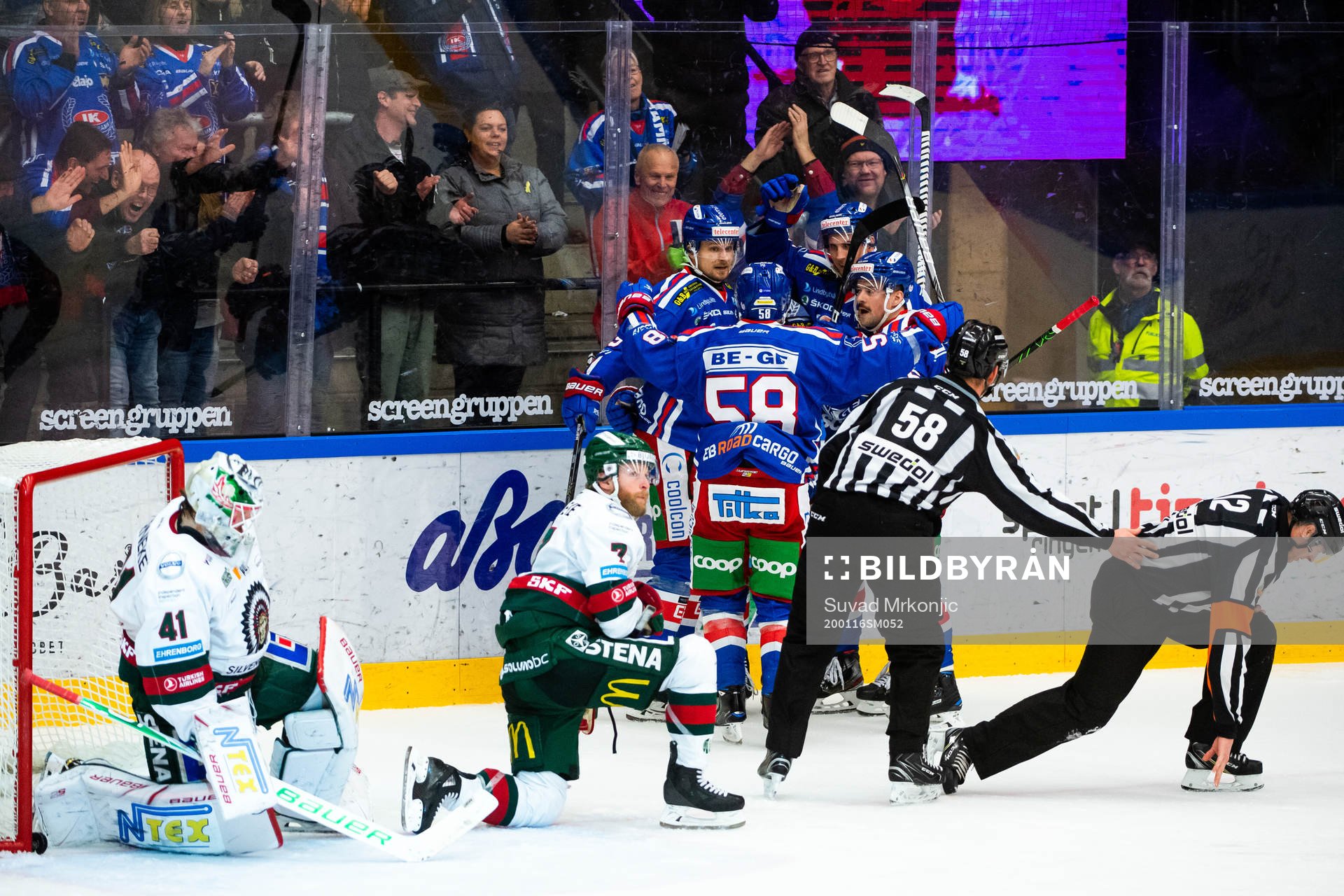 Oskarshamns spelare jublar med Tyler Kelleher