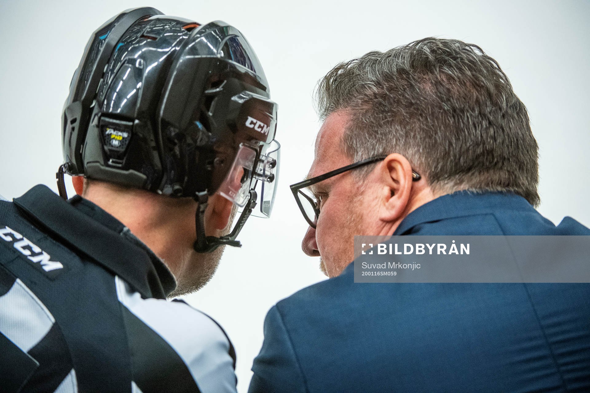 Oskarshamns tränare Håkan Åhlund diskuterar med Domare