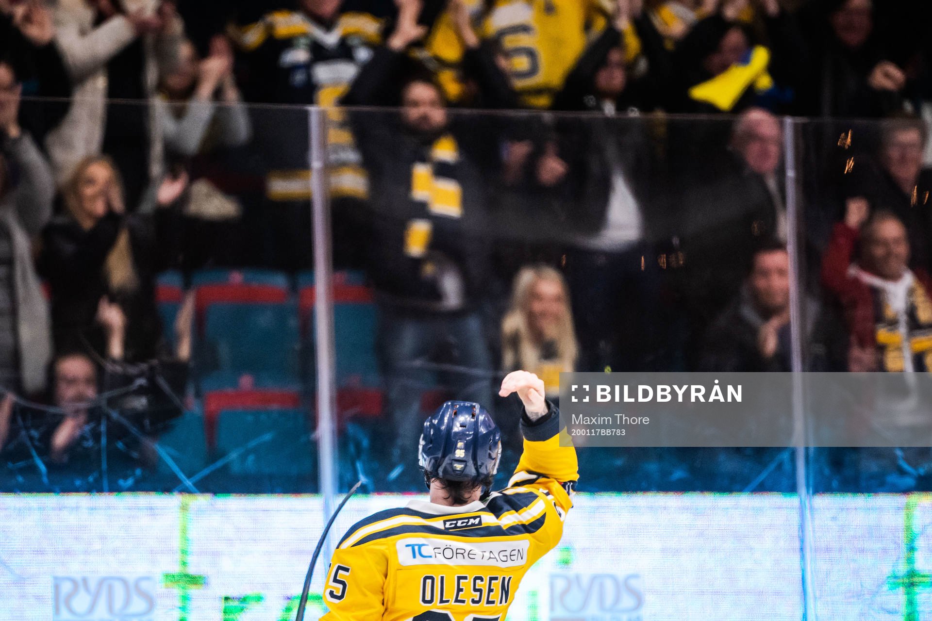 Södertäljes Nick Olesen jublar mot supportrar
