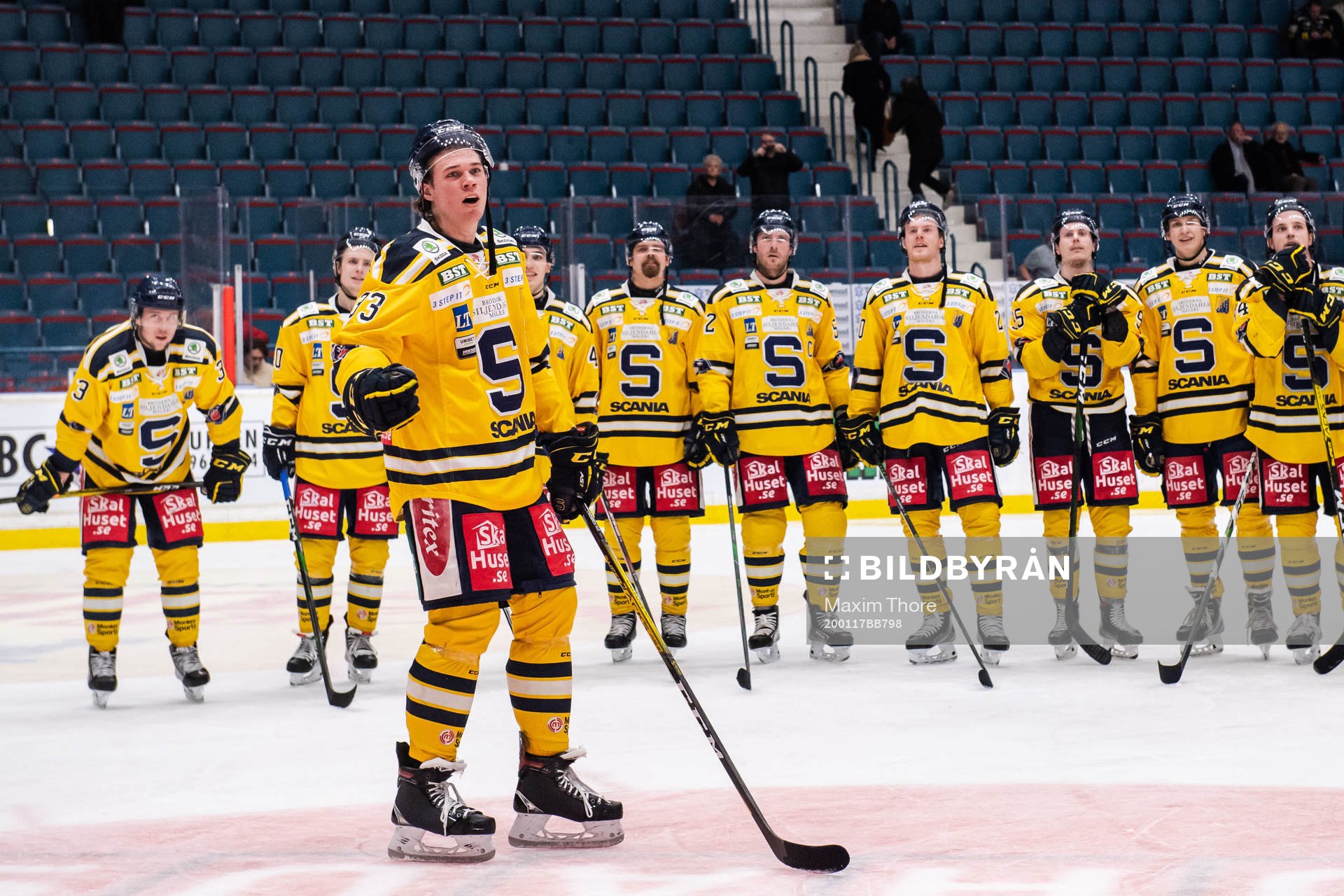 Södertäljes Måns Lindbäck jublar mot supportrar