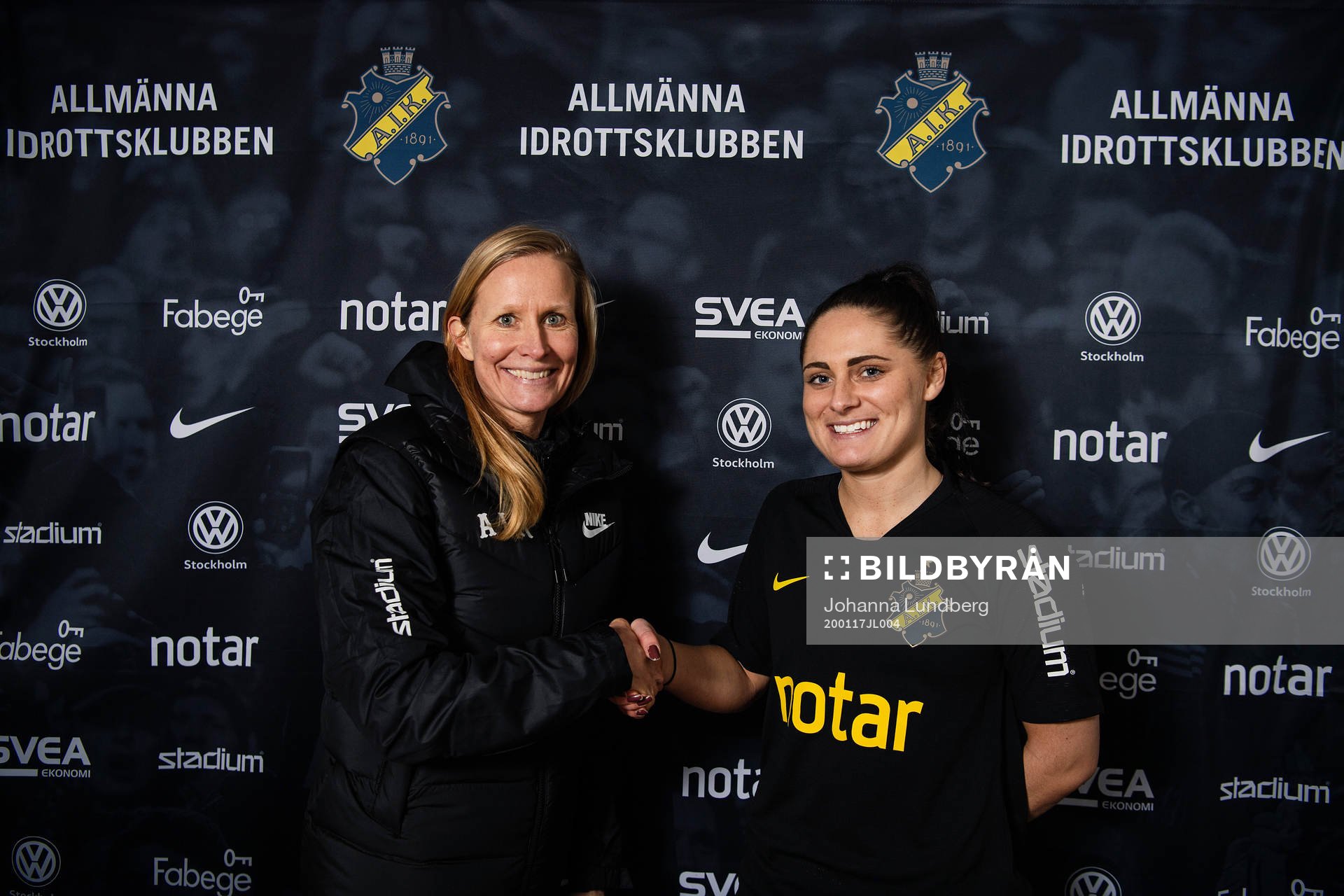 Anne Mäkinen, sportchef, och Linda Hallin, nyförvärv AIK