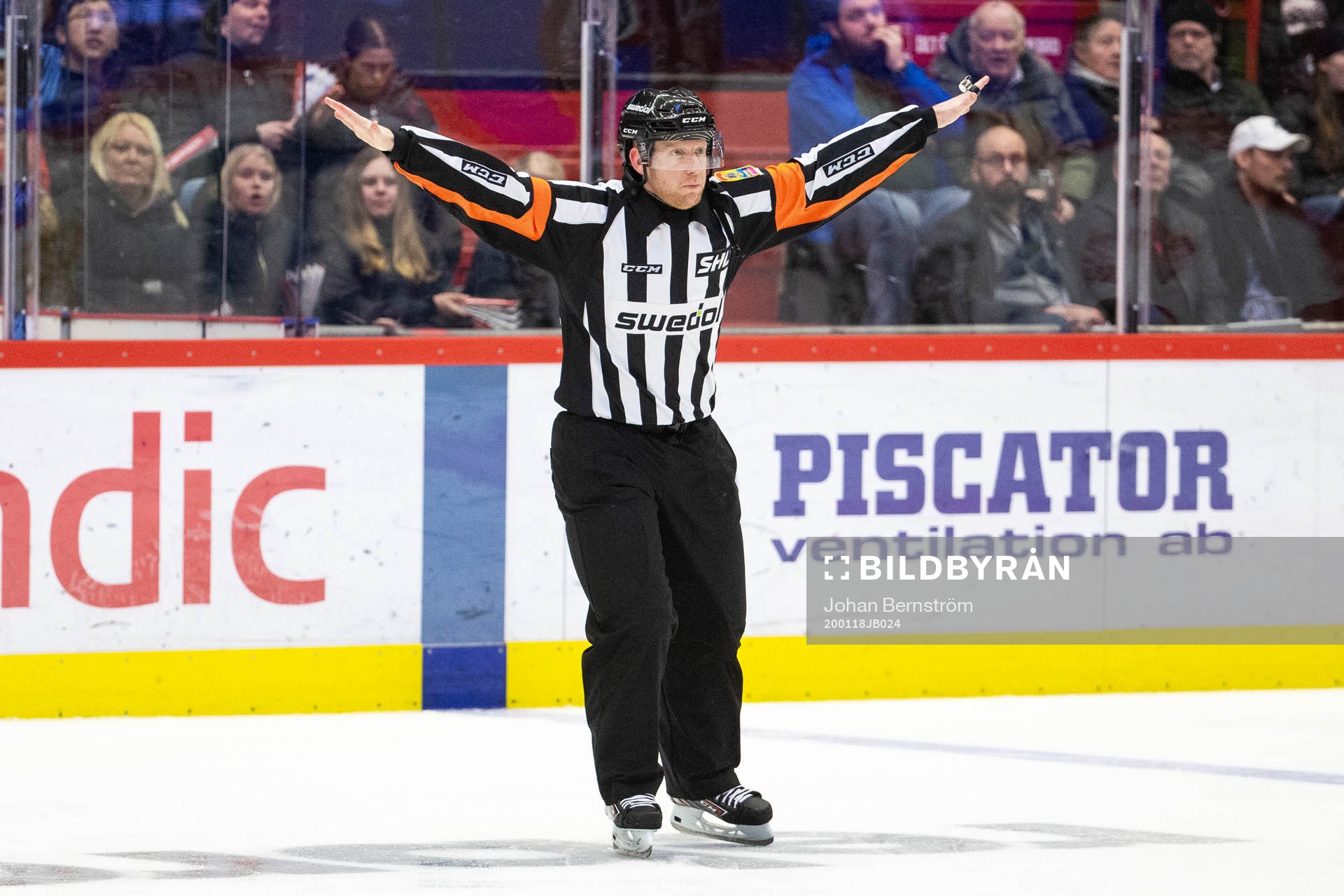 Domare Mikael Holm dömer bort Rögles 0-2 mål