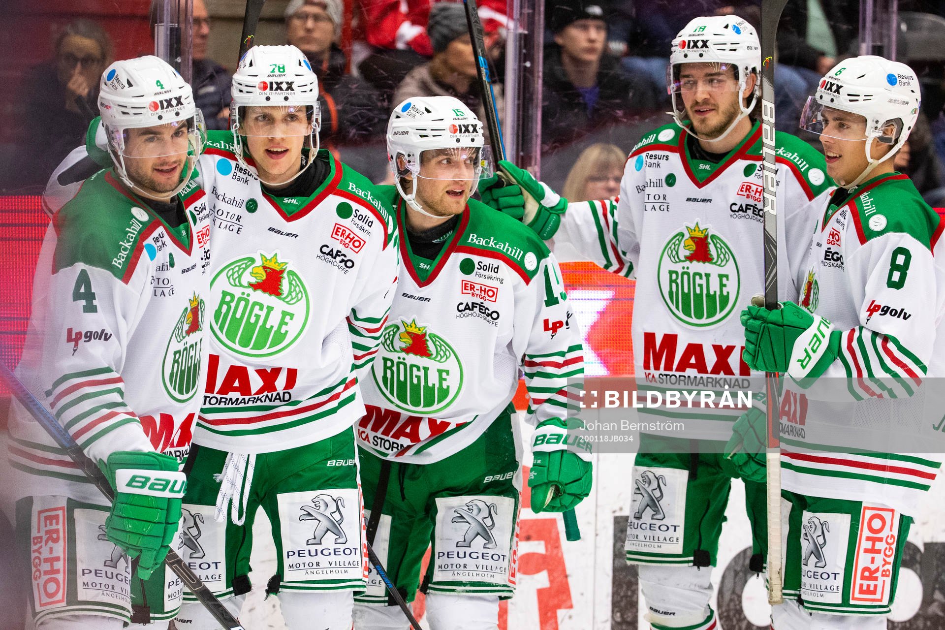 Rögles Dominik Bokk jublar med lagkamrater