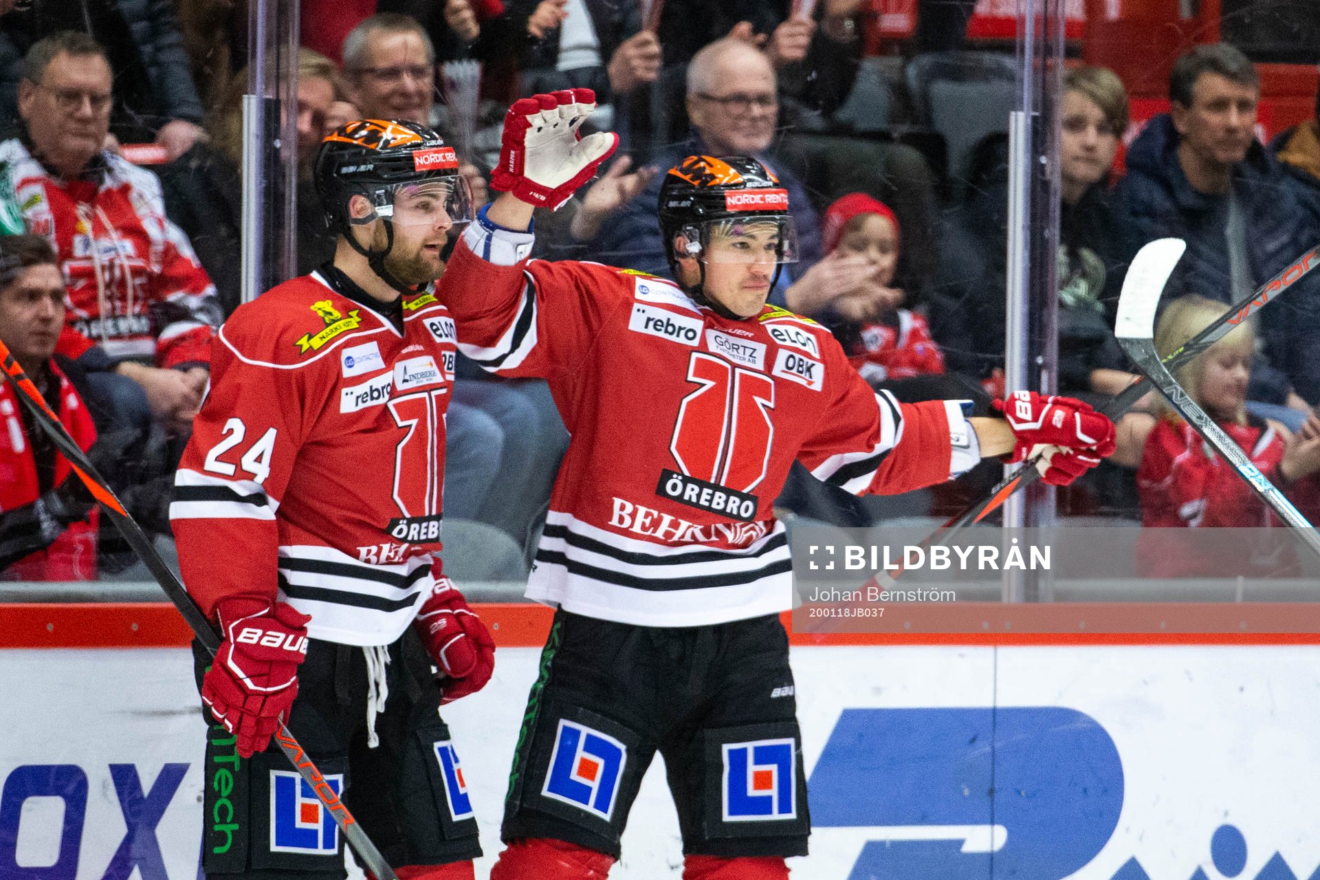 Örebros Shane Harper (h) jublar