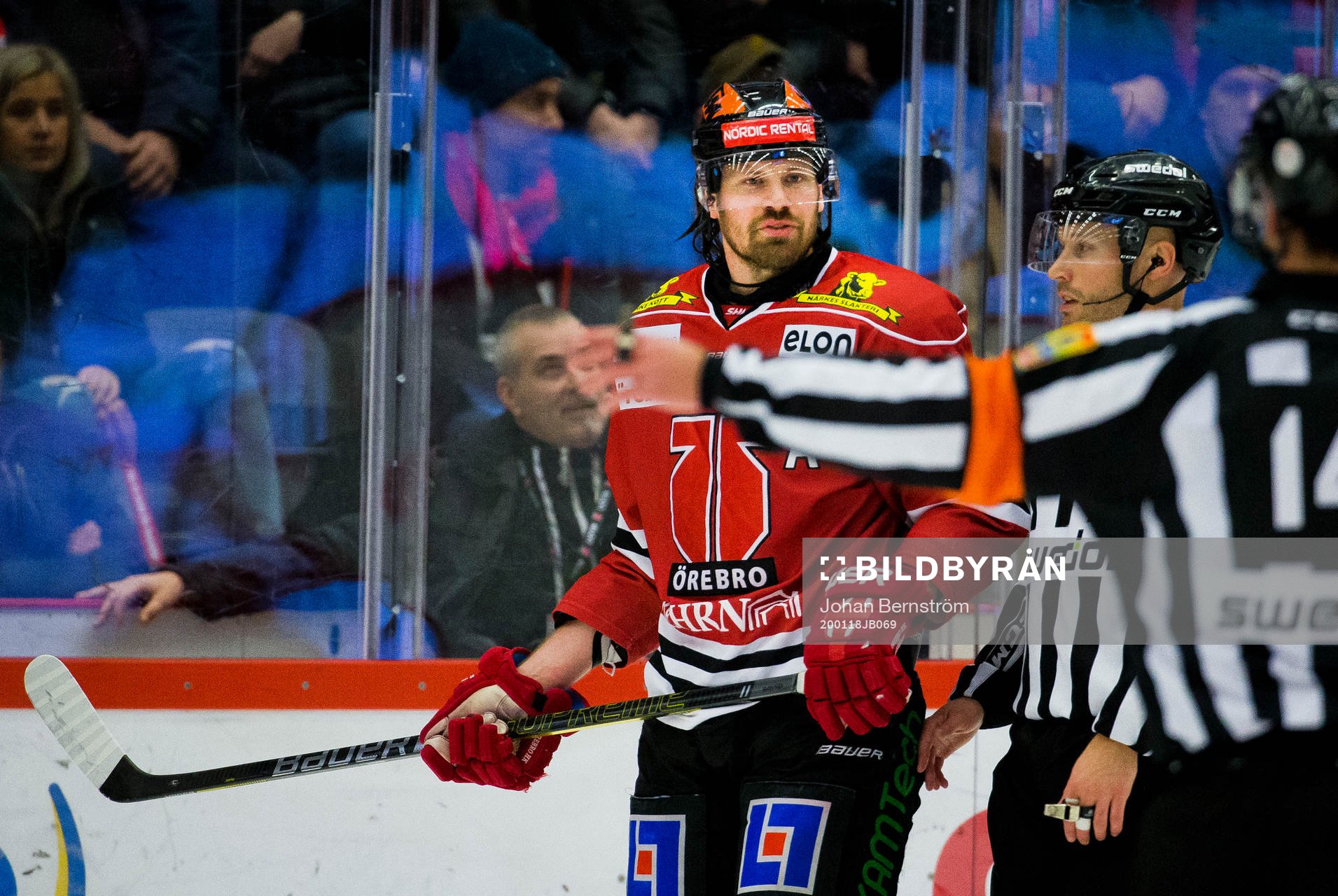 Örebros Stefan Warg i diskussions med domarna