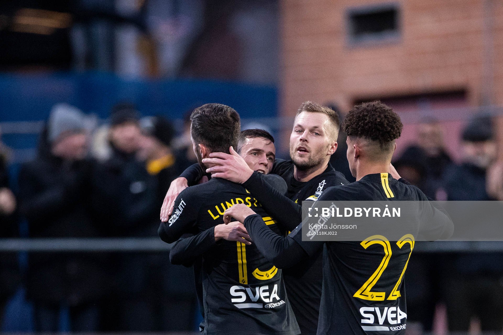 AIK:s Jasir Asani jublar med Robert Lundström och Sebastian Larsson efter 2-1 under träningsmatchen i fotboll mellan AIK och Karlstad den 18 januari 2020 i Stockholm.