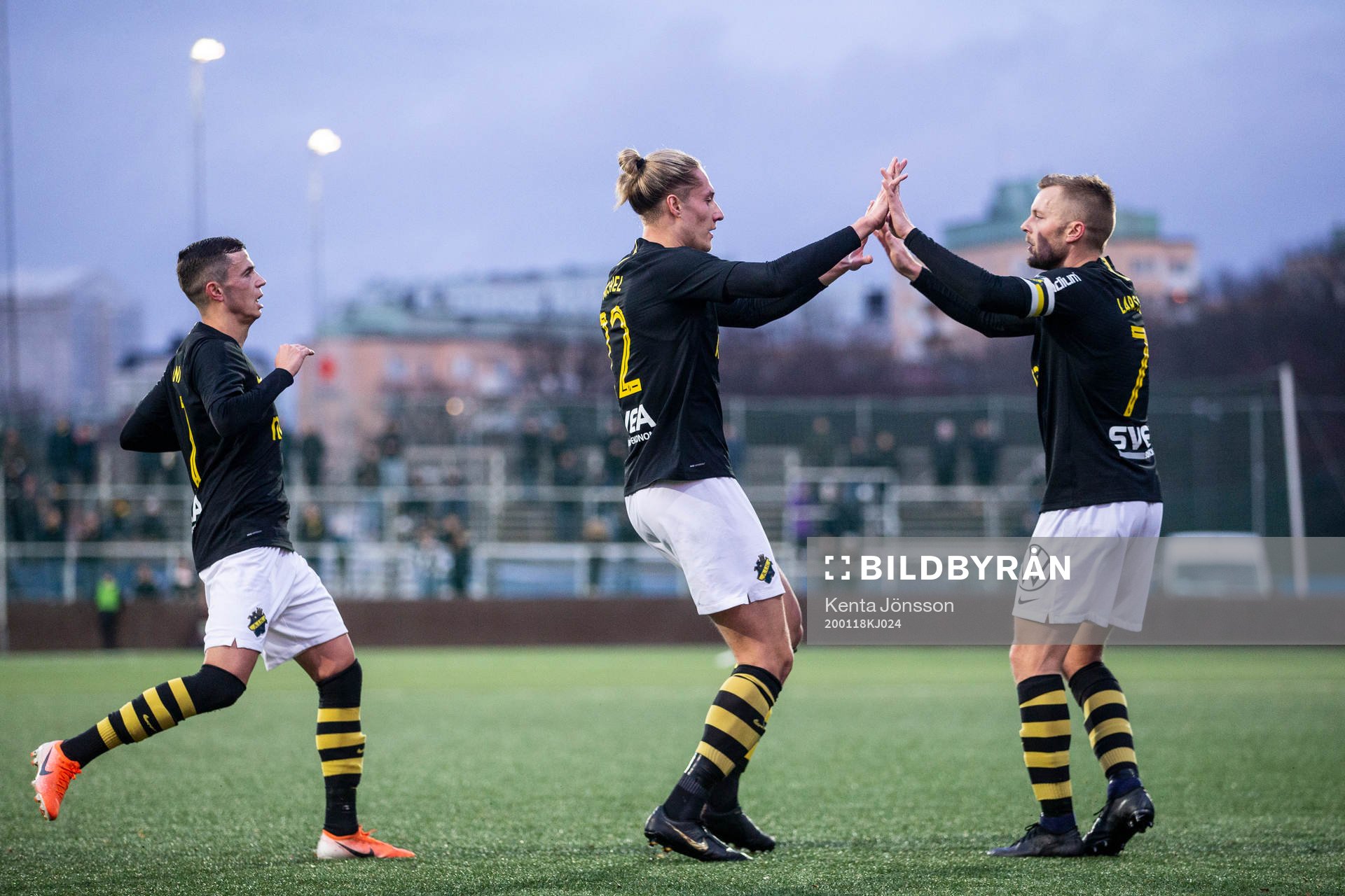 s Felix Michel (m) jublar med Jasir Asani (v) och Sebastian