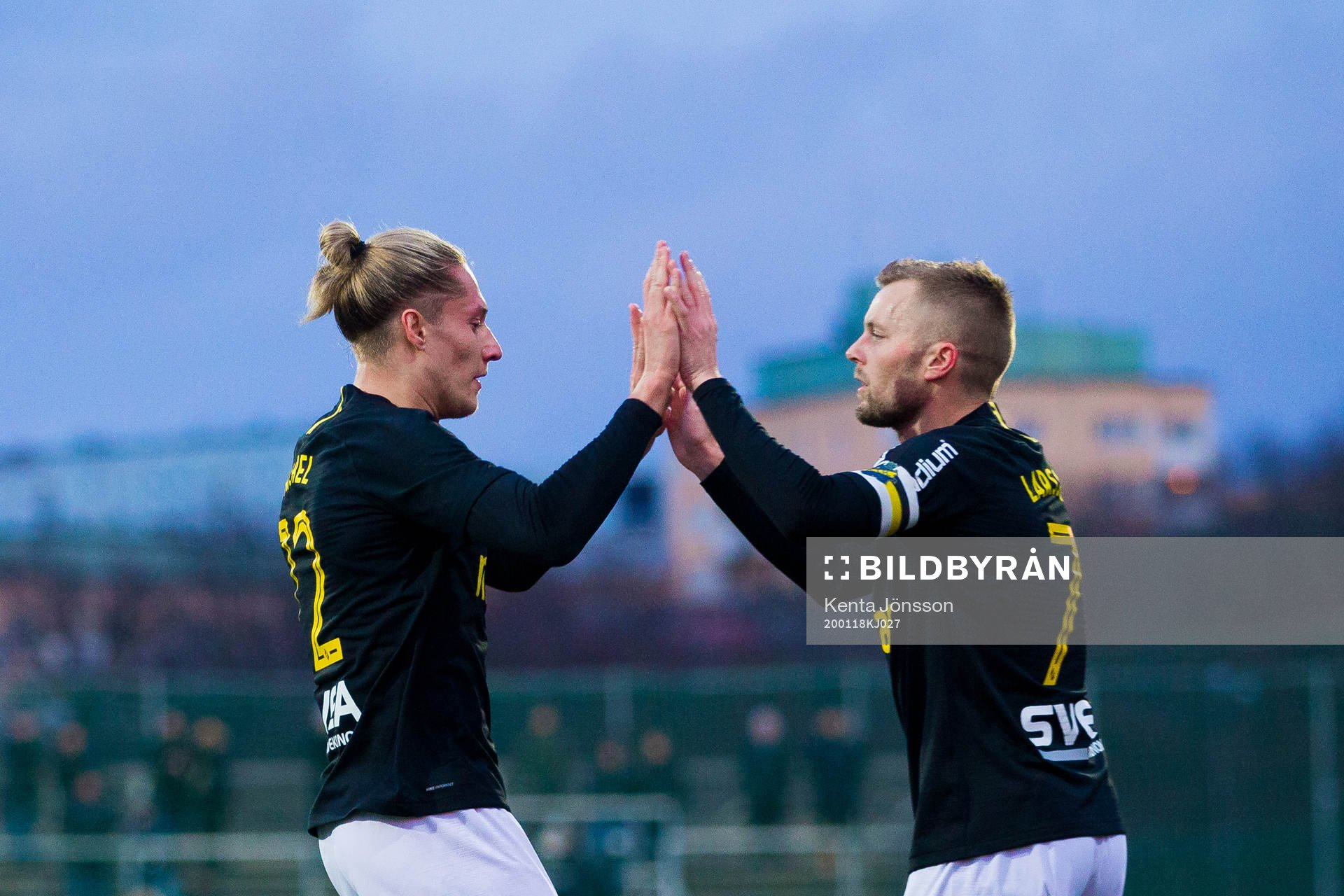 s Felix Michel jublar med Sebastian Larsson