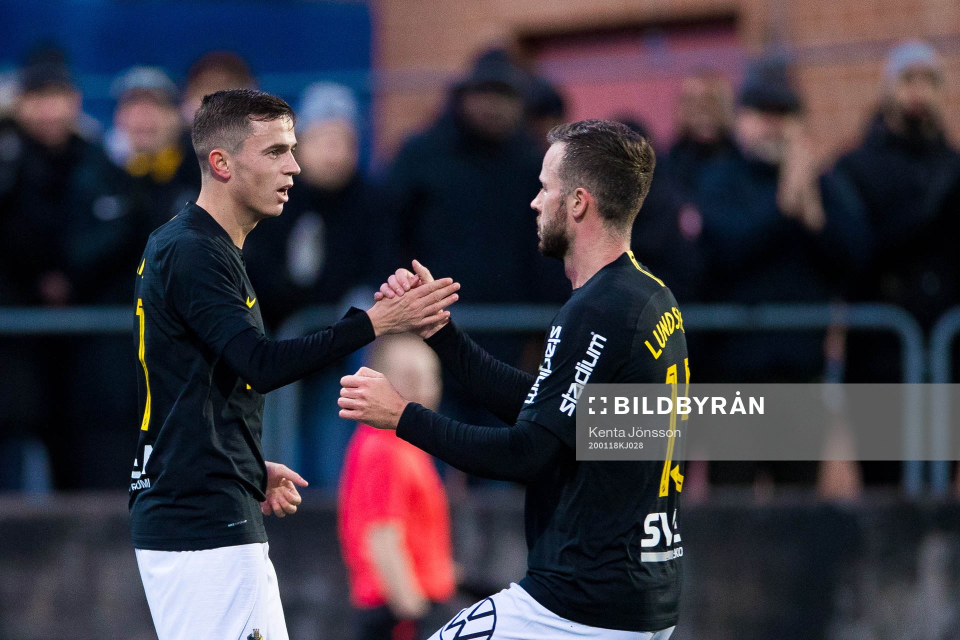 s Jasir Asani jublar med Robert Lundström