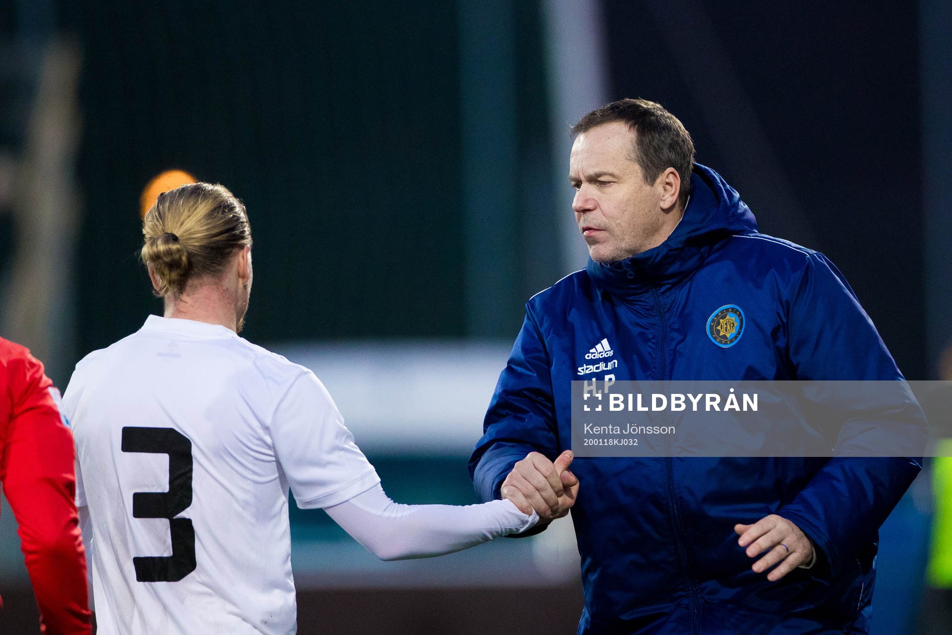 Karlstads tränare Hans Prytz tackar Rasmus Gerhardsson Arvidsson under träningsmatchen i fotboll mellan AIK och Karlstad den 18 januari 2020 i Stockholm. 
