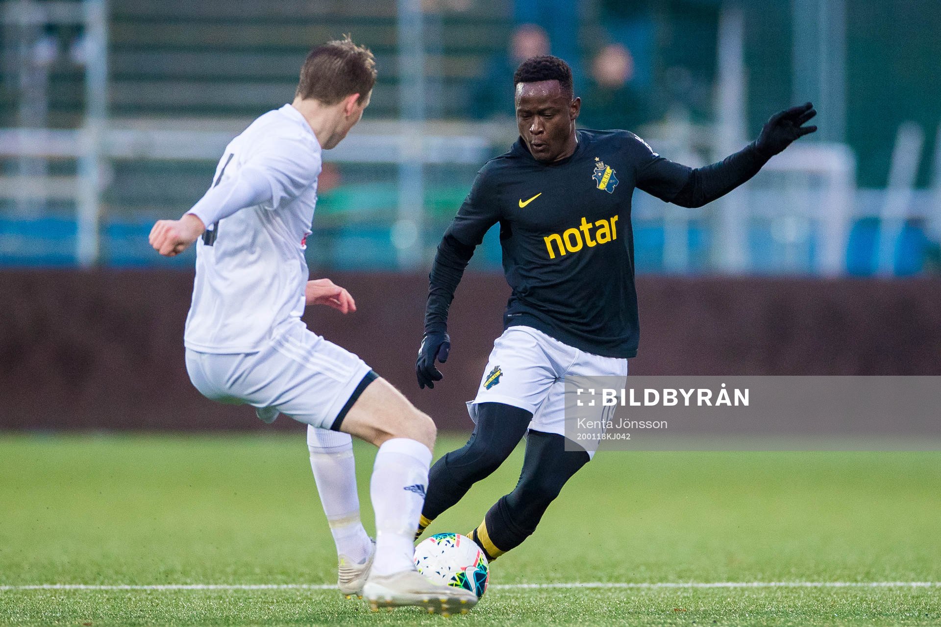 Karlstads Ludvig Gran och AIK:s Erick Otieno under träningsmatchen i fotboll mellan AIK och Karlstad den 18 januari 2020 i Stockholm. 