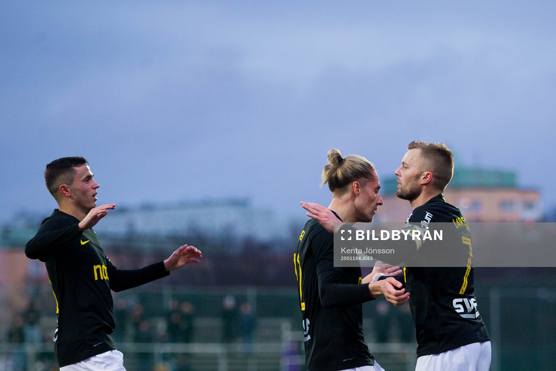 s Felix Michel (m) jublar med Jasir Asani (v) och Sebastian