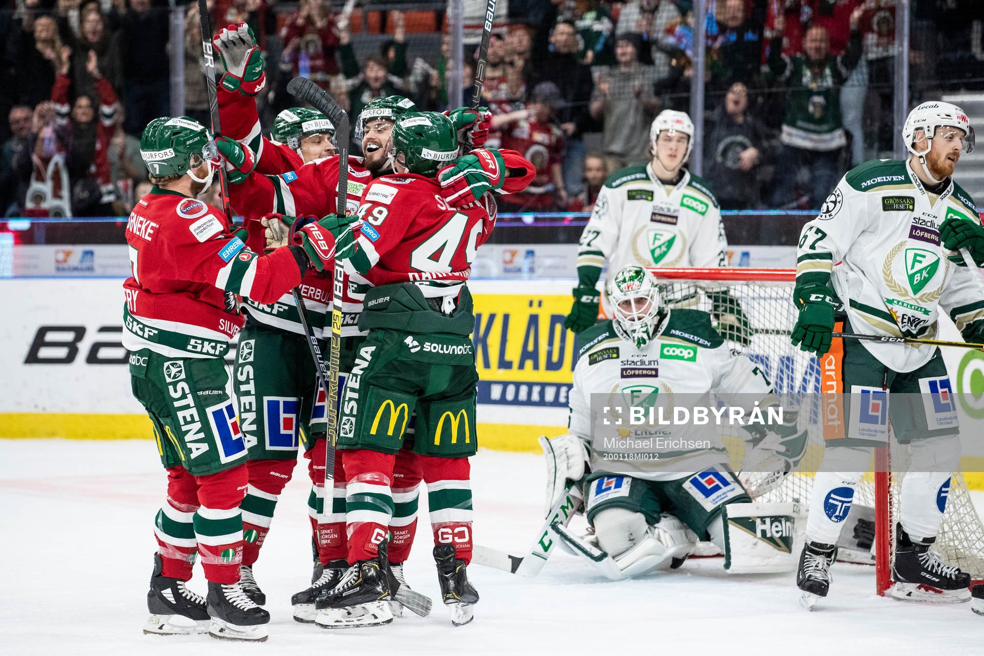 Frölundas Sebastian Stålberg jublar med lagkamrater