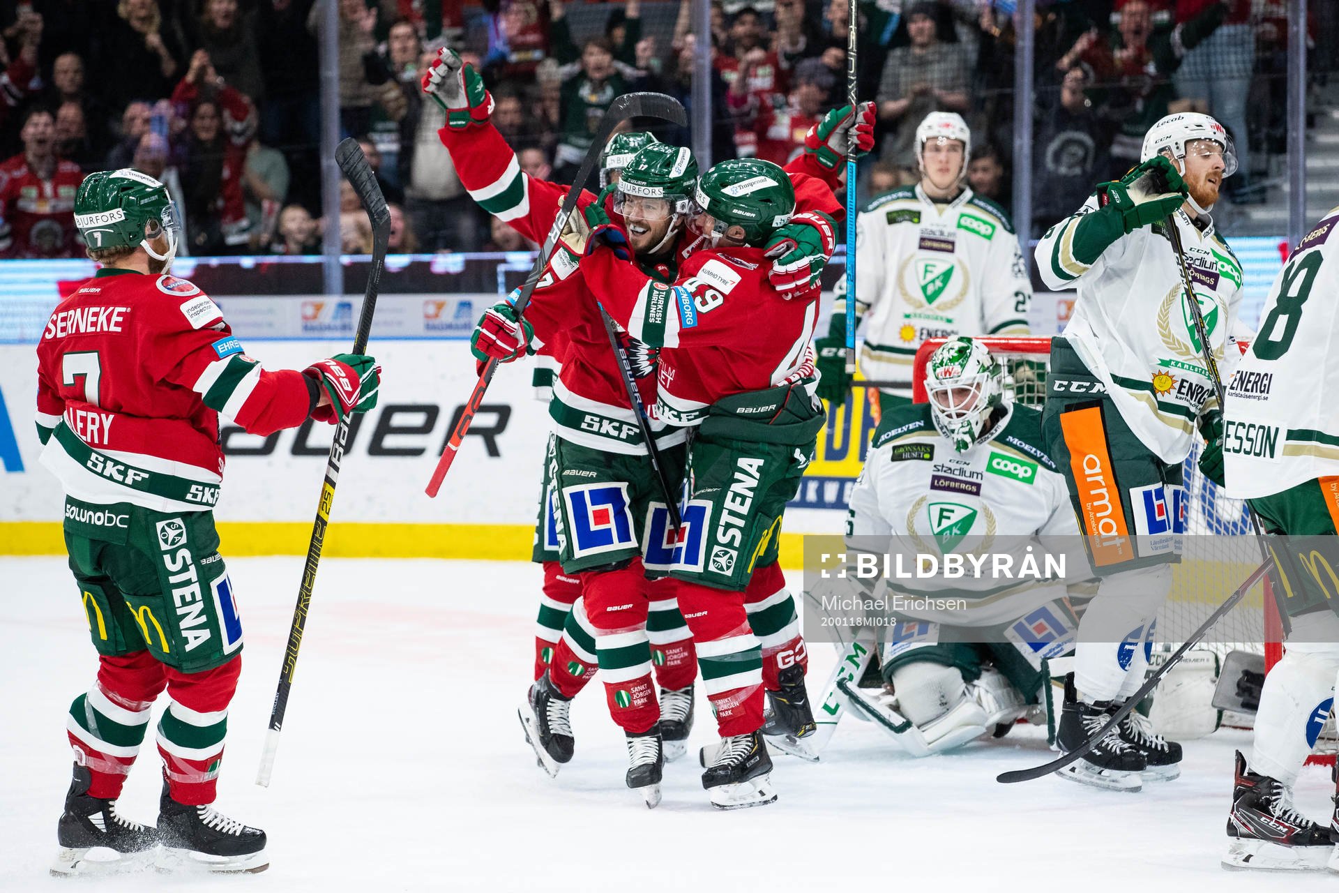 Frölundas Sebastian Stålberg jublar ihop med Rhett