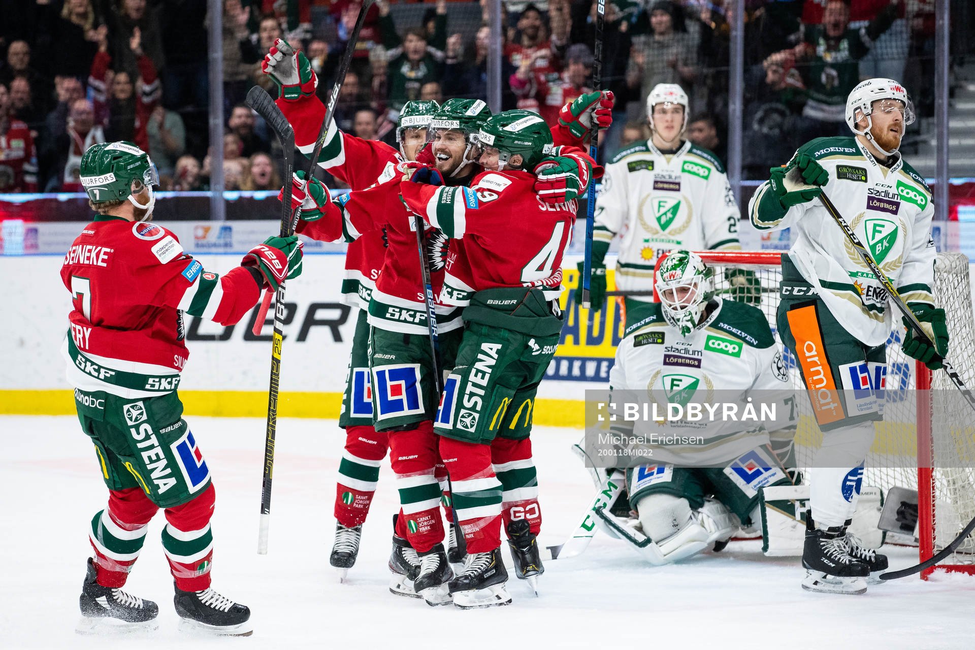 Frölundas Sebastian Stålberg jublar ihop med lagkamrater