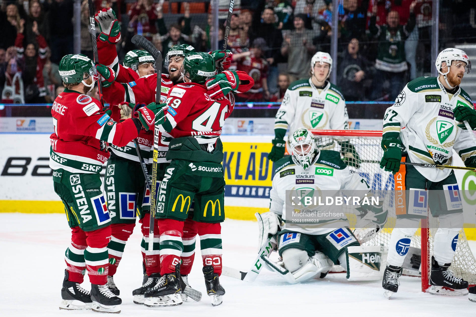 Frölundas Sebastian Stålberg jublar ihop med lagkamrater