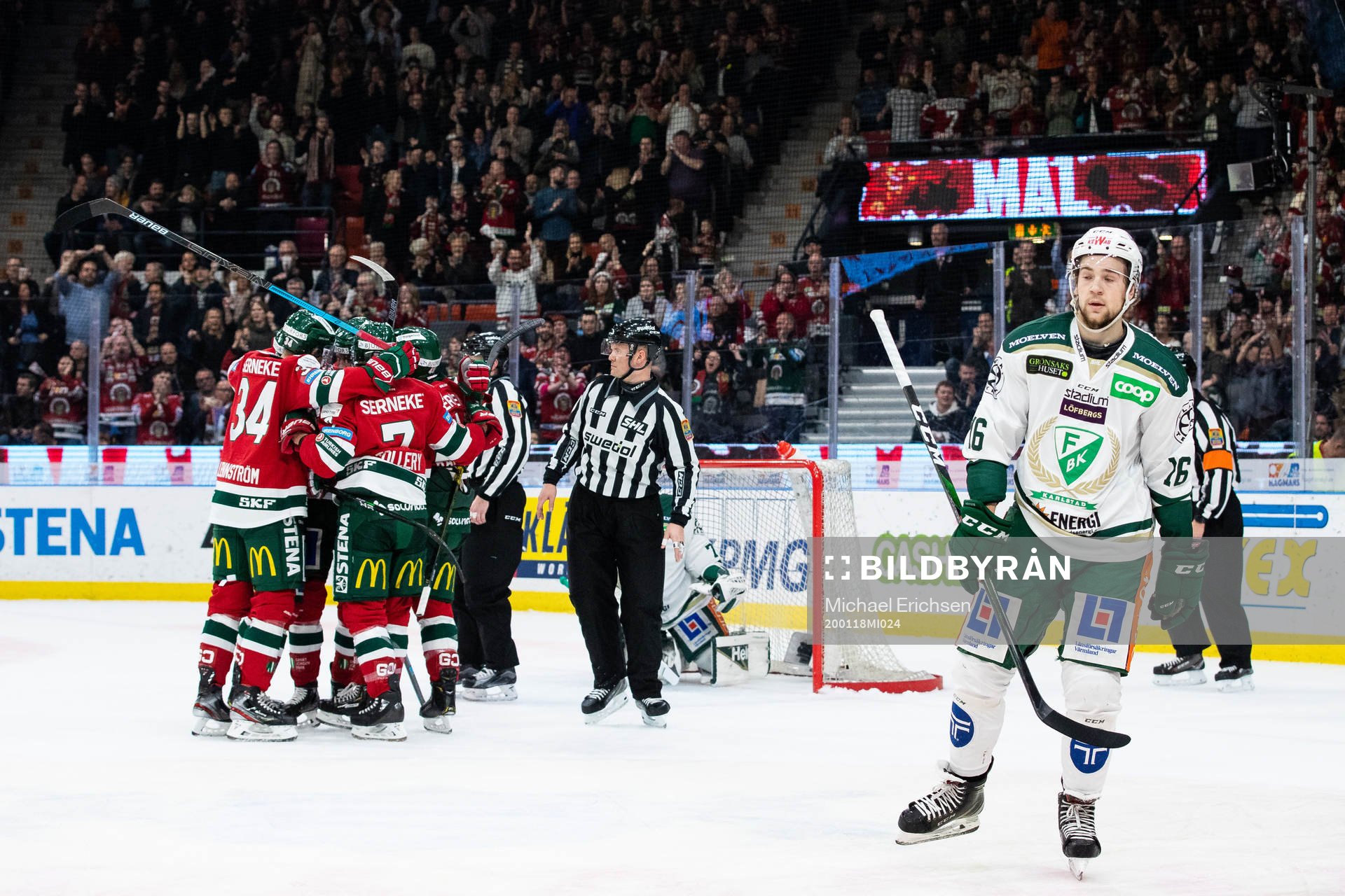 Frölundas Sebastian Stålberg jublar ihop med lagkamrater