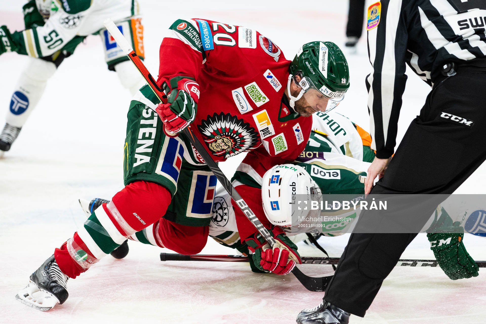 Frölundas Joel Lundqvist tekar mot Färjestads Linus