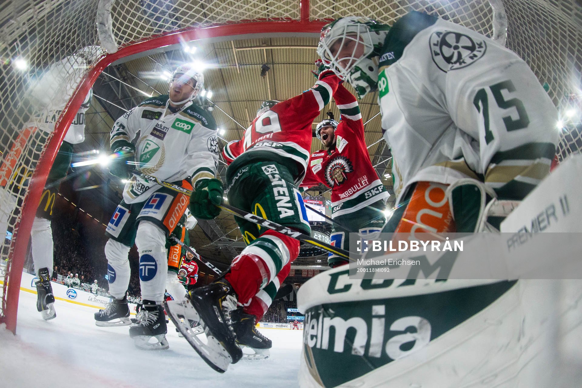 Frölundas Sebastian Stålberg jublar ihop med Rhett