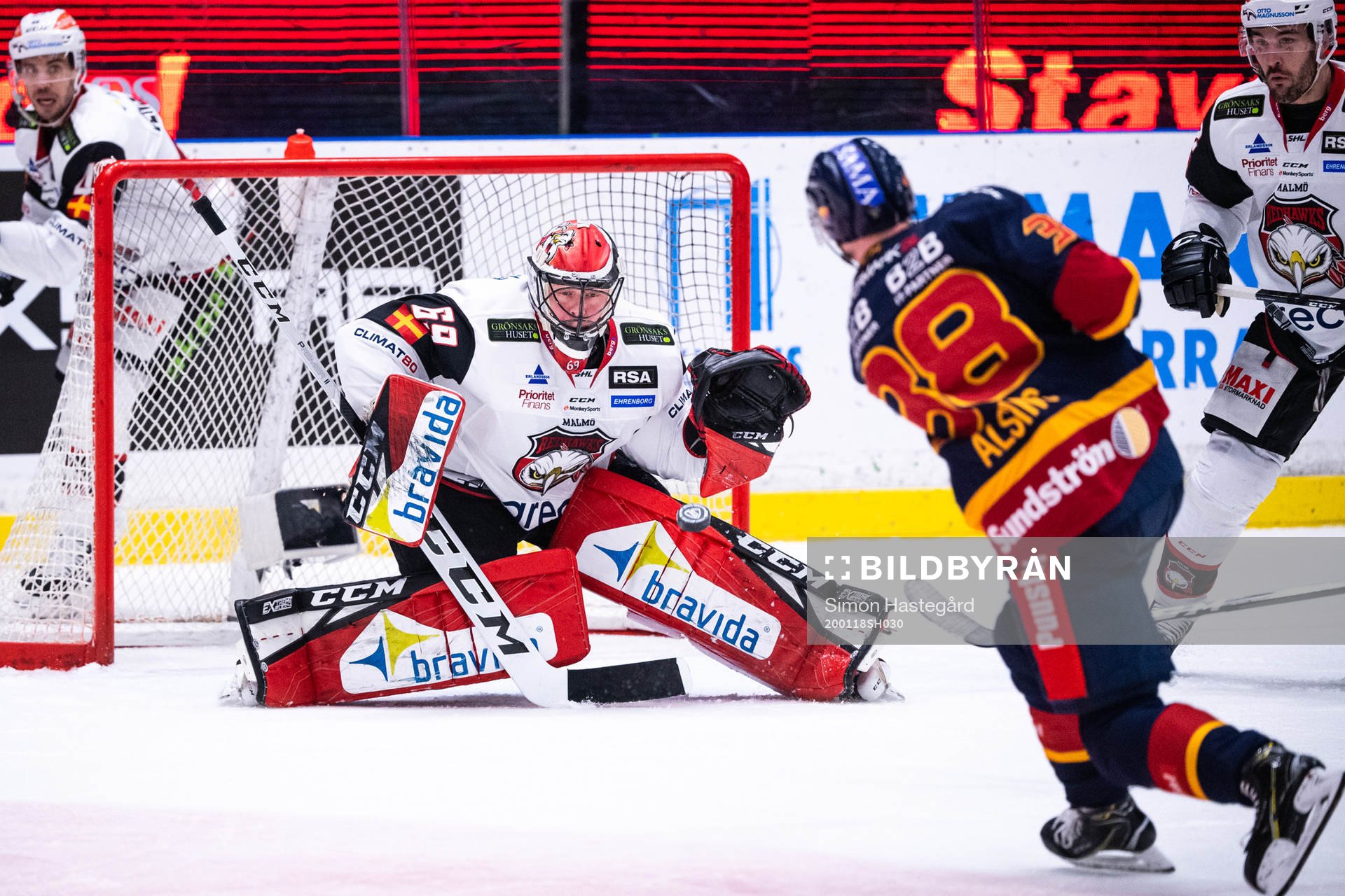 Djurgårdens Olle Alsing och Malmö Redhawks målvakt Oscar