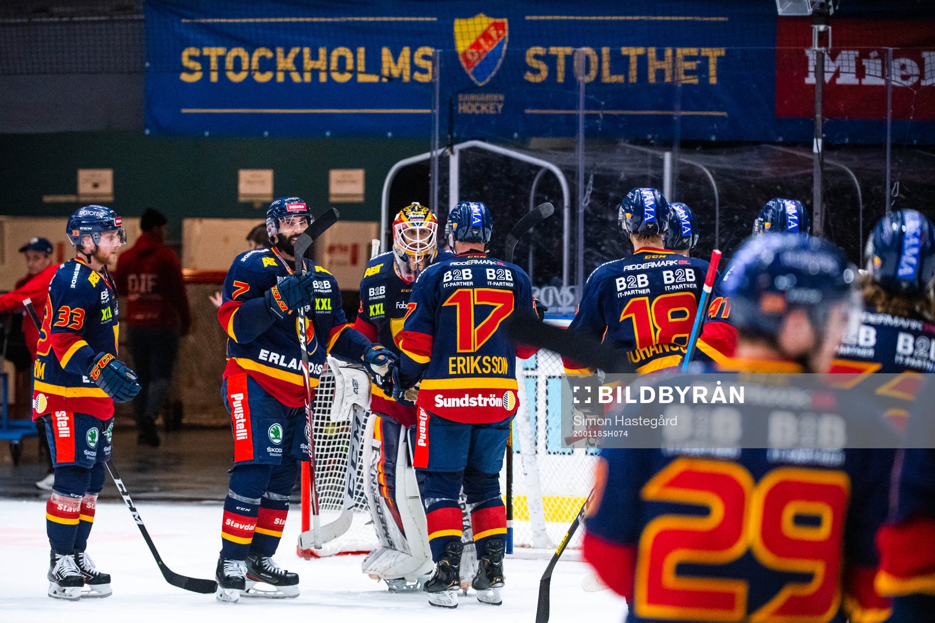 Djurgårdens spelare jublar med målvakt Niklas Svedberg