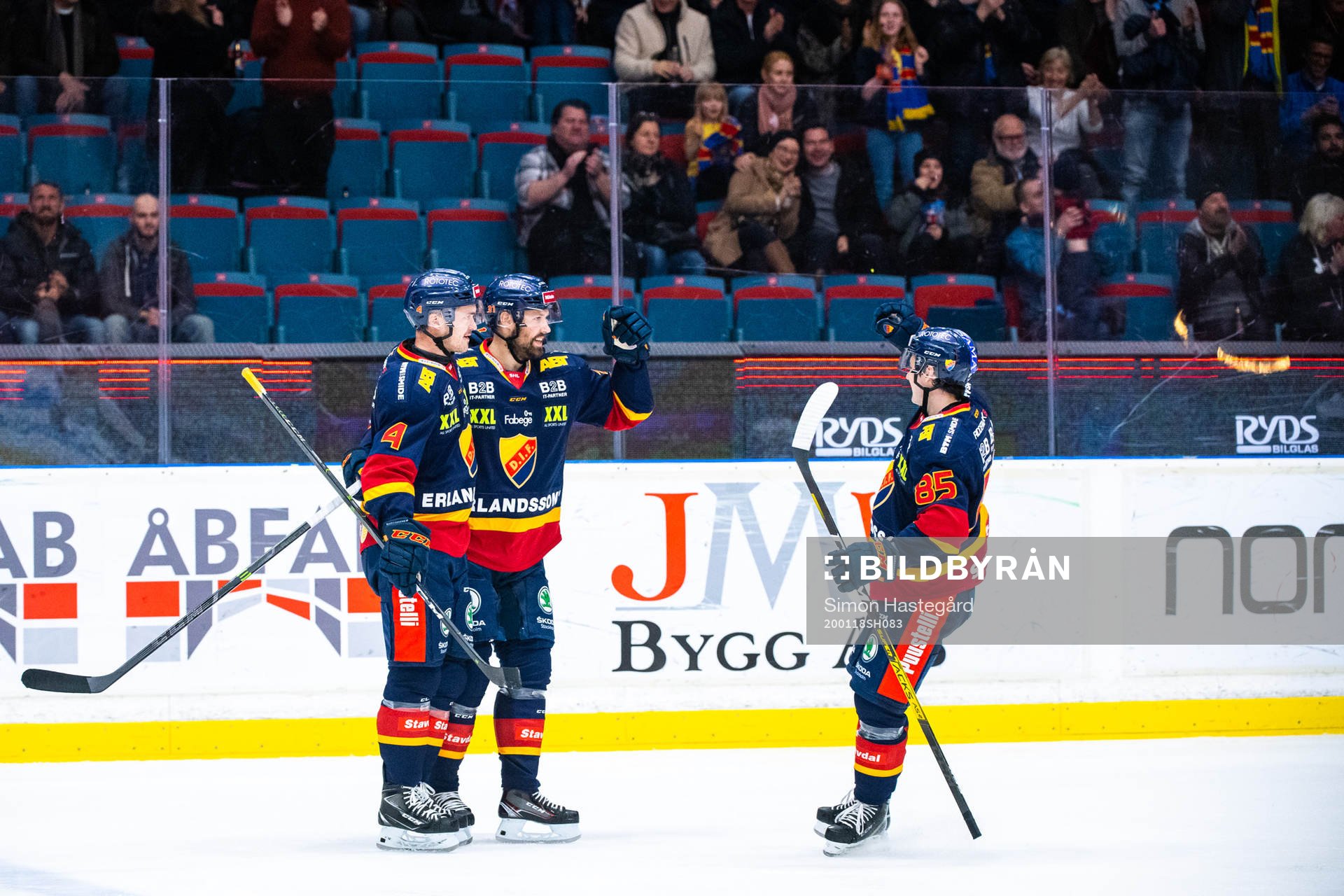 Djurgårdens Dick Axelsson jublar med Marcus Högström och