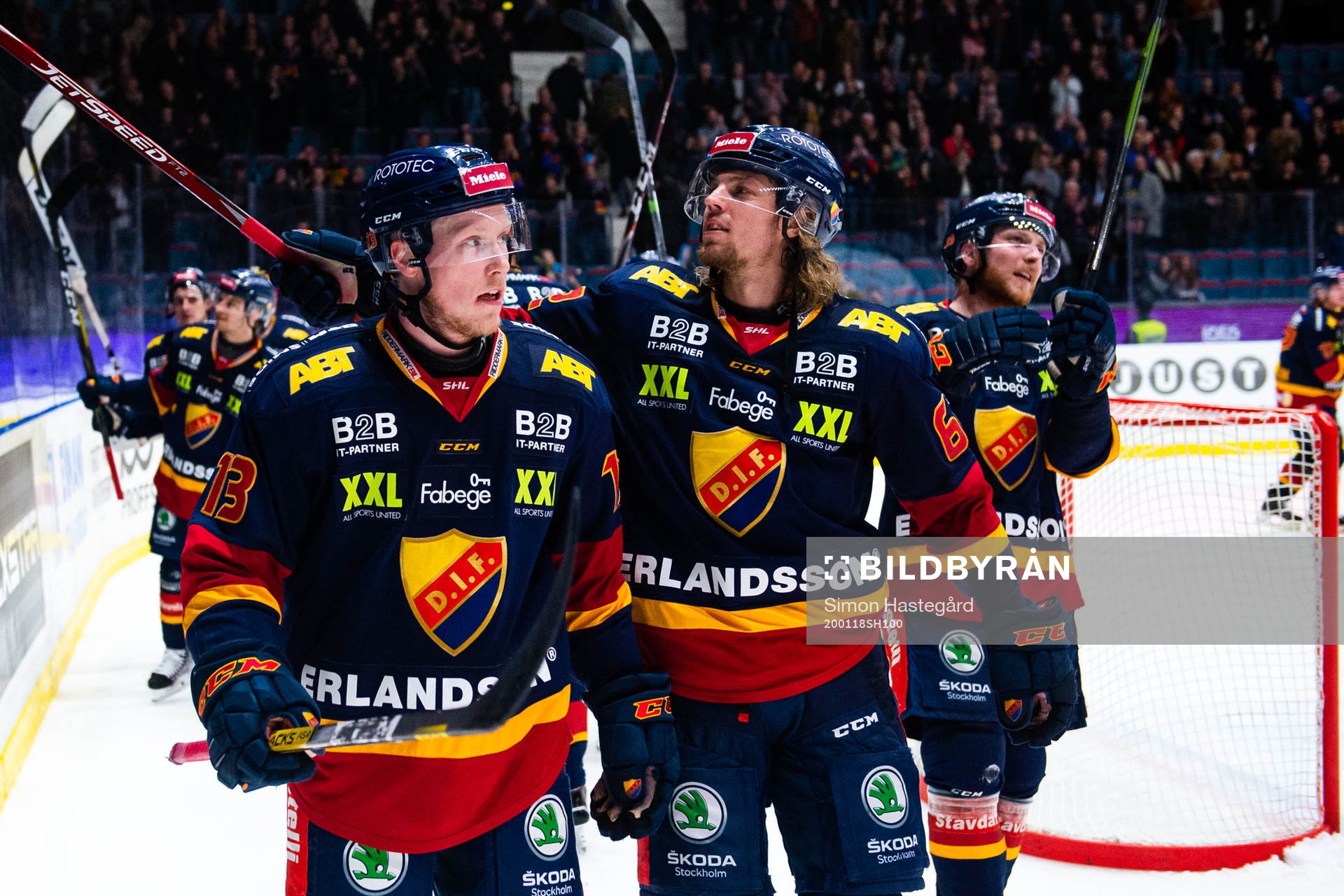 Djurgårdens  Kalle Östman och Manuel Ågren jublar