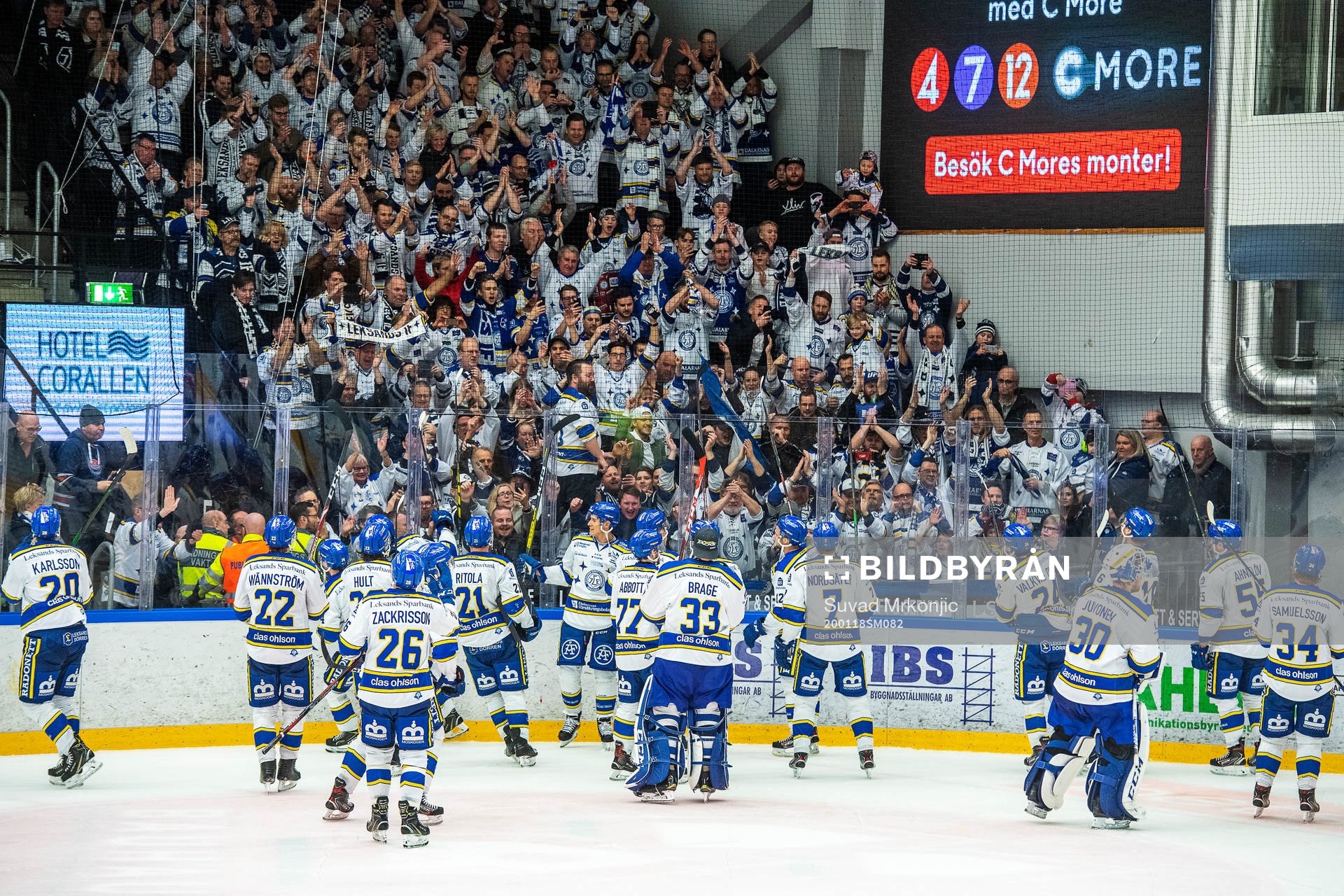 Leksands spelarna jublar med fansen