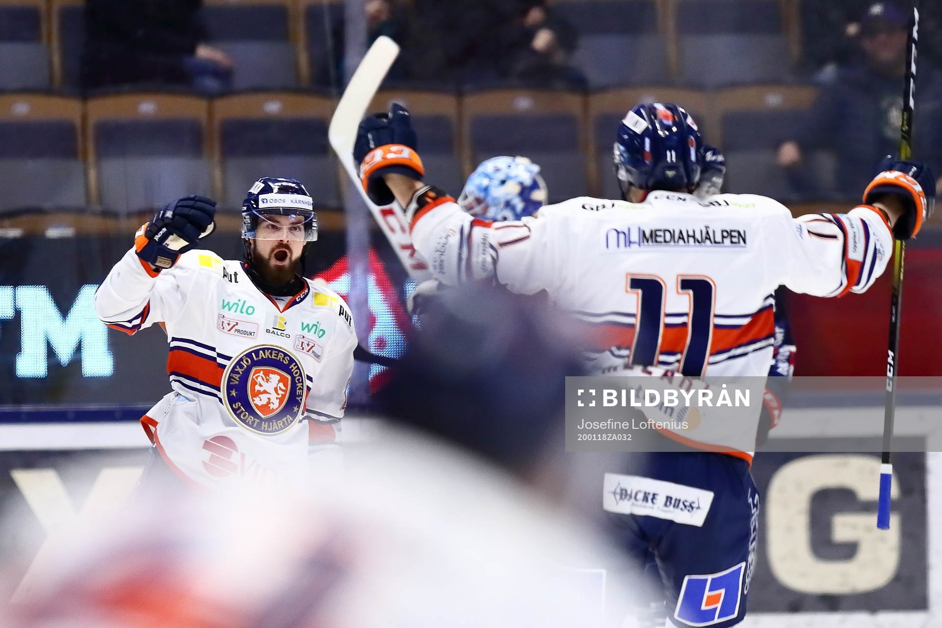 Växjös Roman Horak jublar mot målvakt Ilari Melart