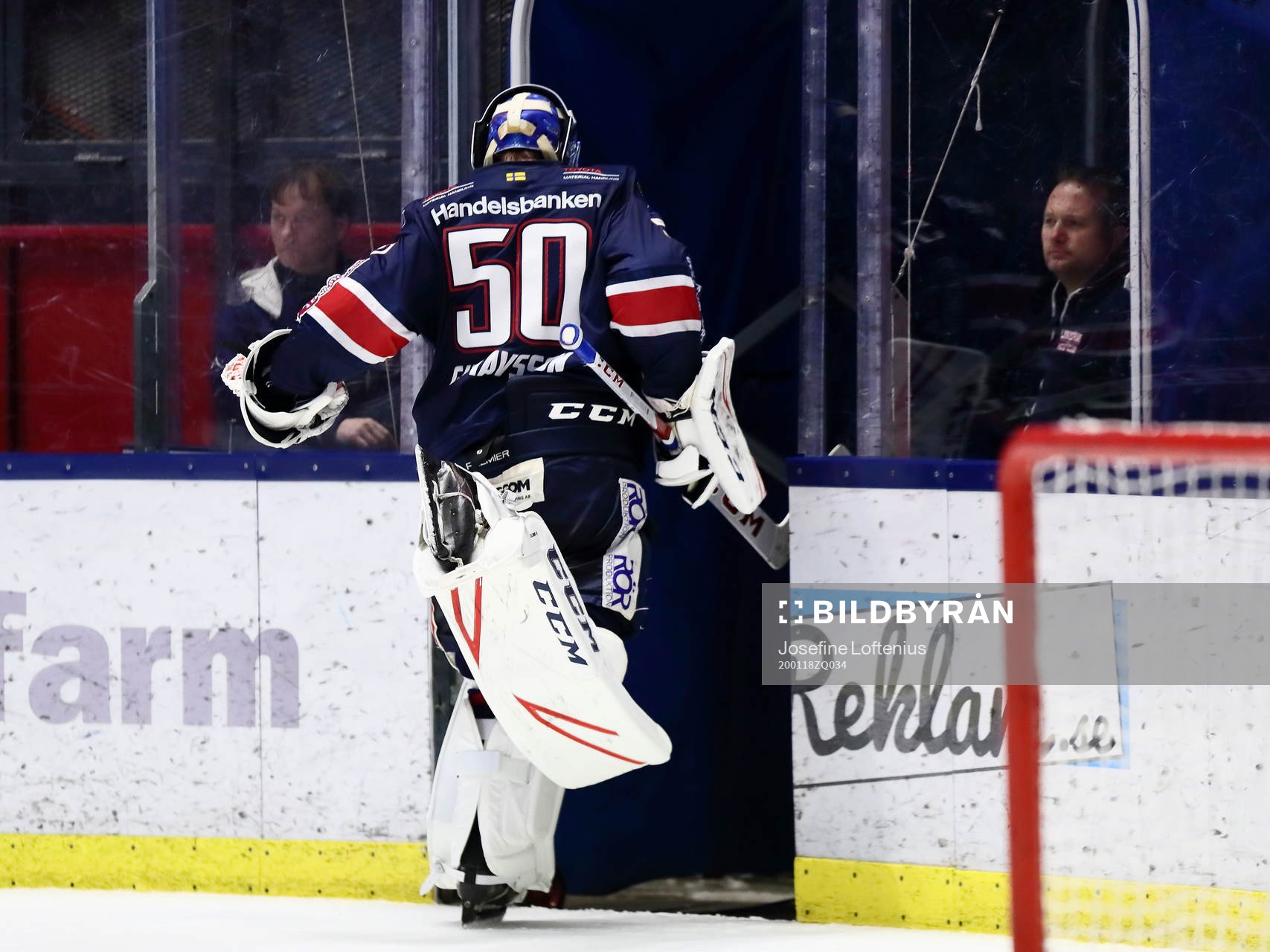 Linköpings målvakt Jonas Gustavsson reagerar när han