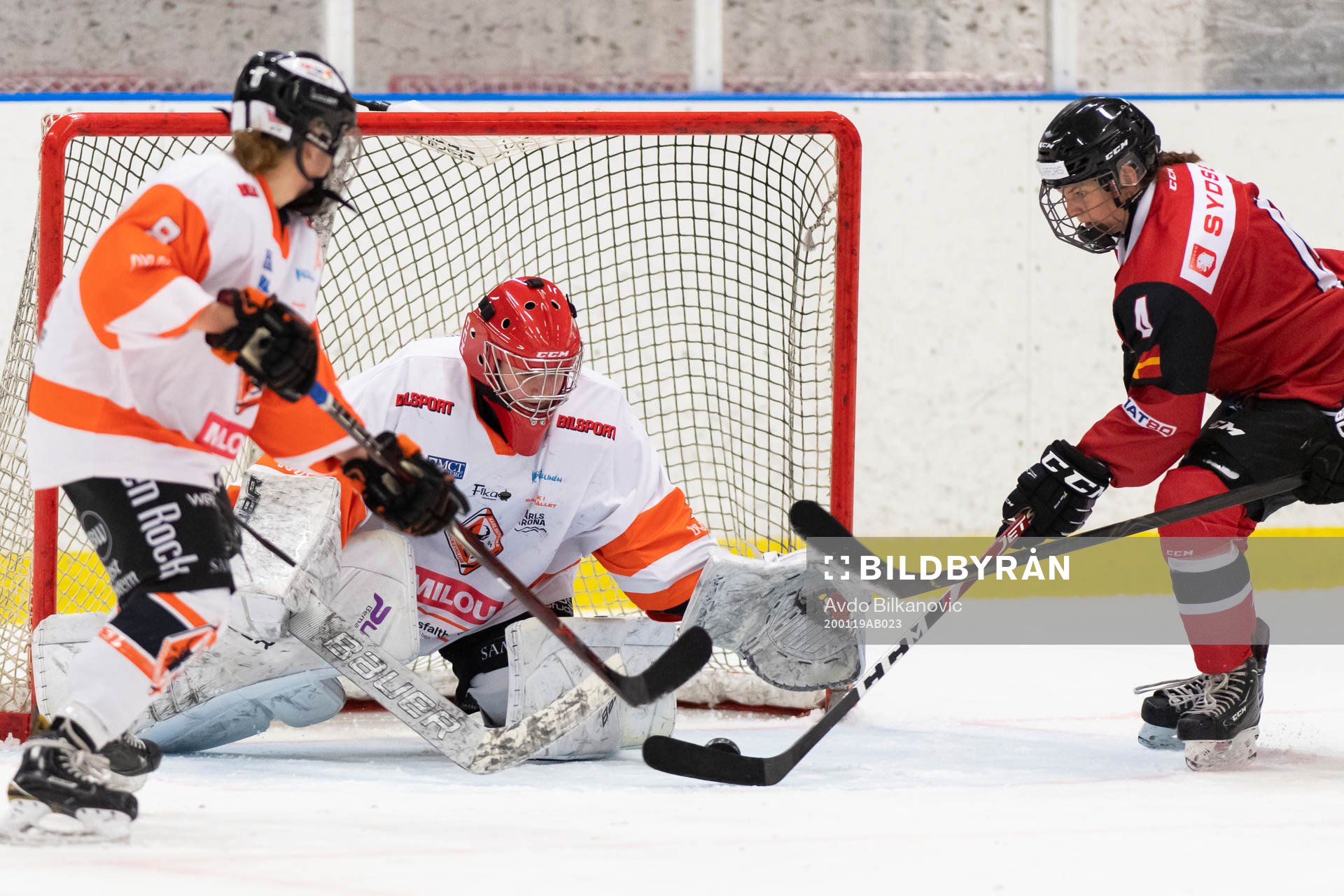 Malmö Redhawks Natalie Perry framför Karlskronas målvakt
