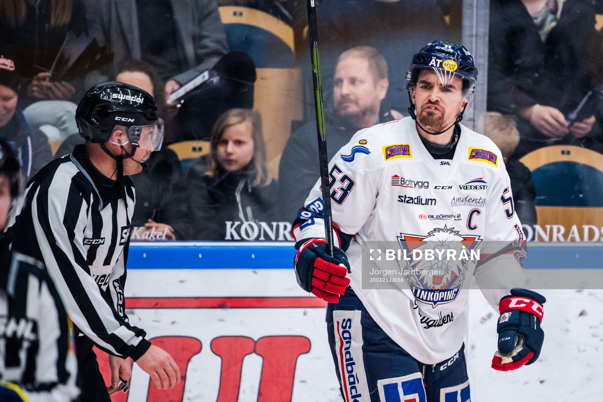 Linköpings Eddie Larsson reagerar på ett domslut