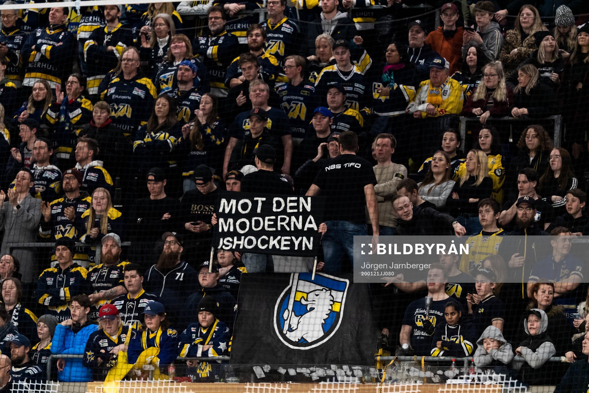 s supportrar med banderoll ”mot