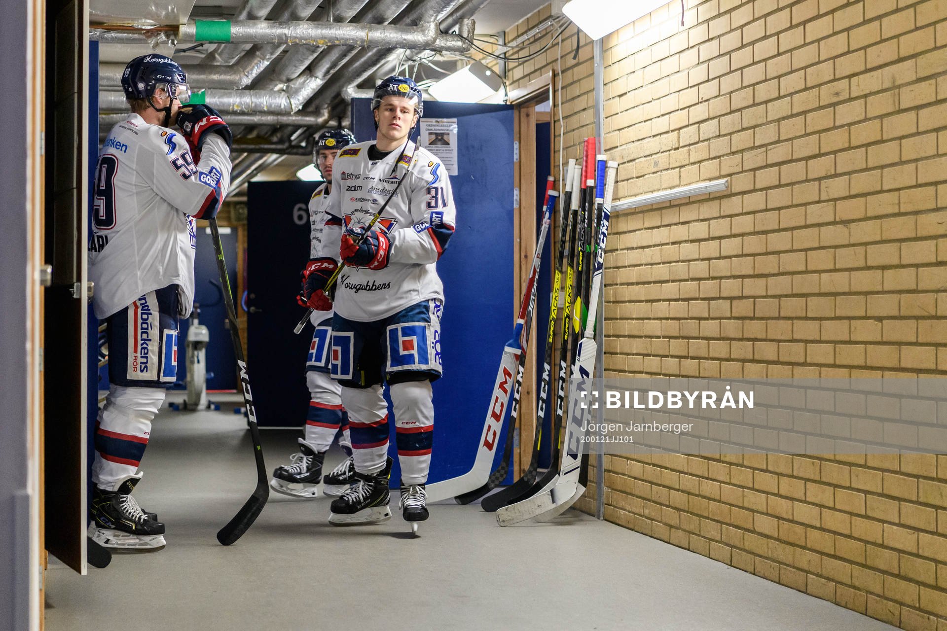 Linköpings Anton Mylläri och Olle Lycksell på väg ut