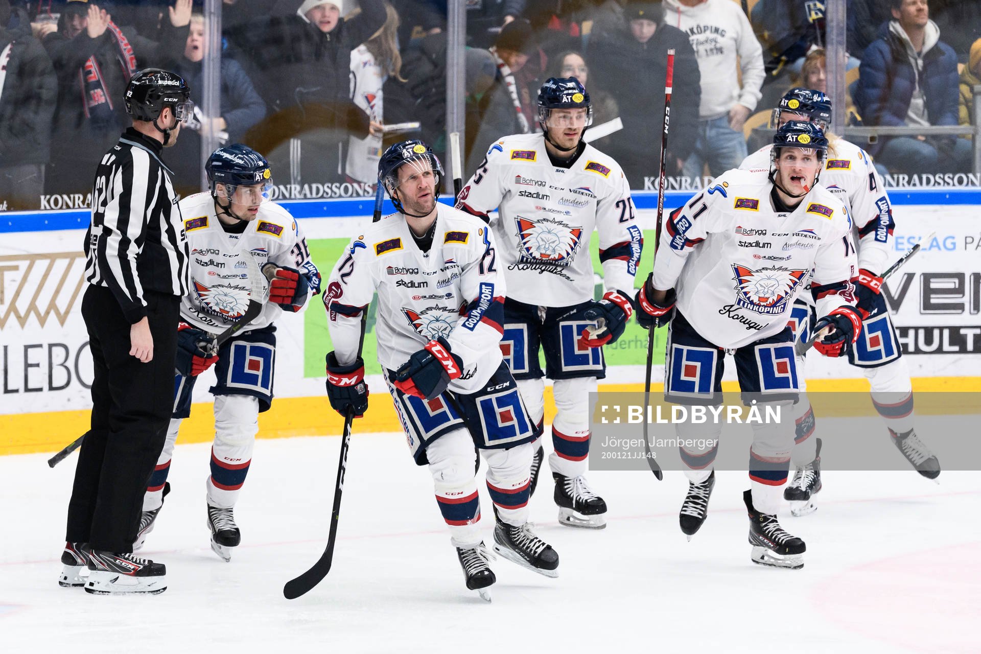 Linköpings Sebastian Karlsson jublar med Filip Karlsson,