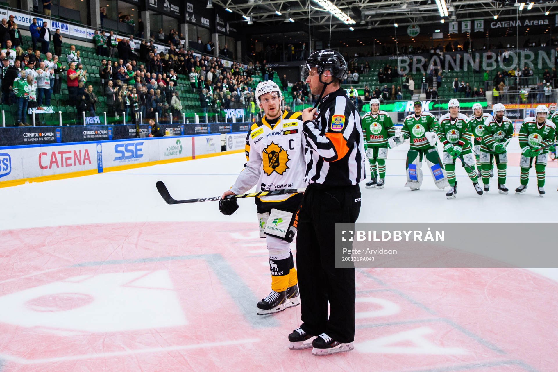 Skellefteås Jonathan Pudas i samtal med domare Patric
