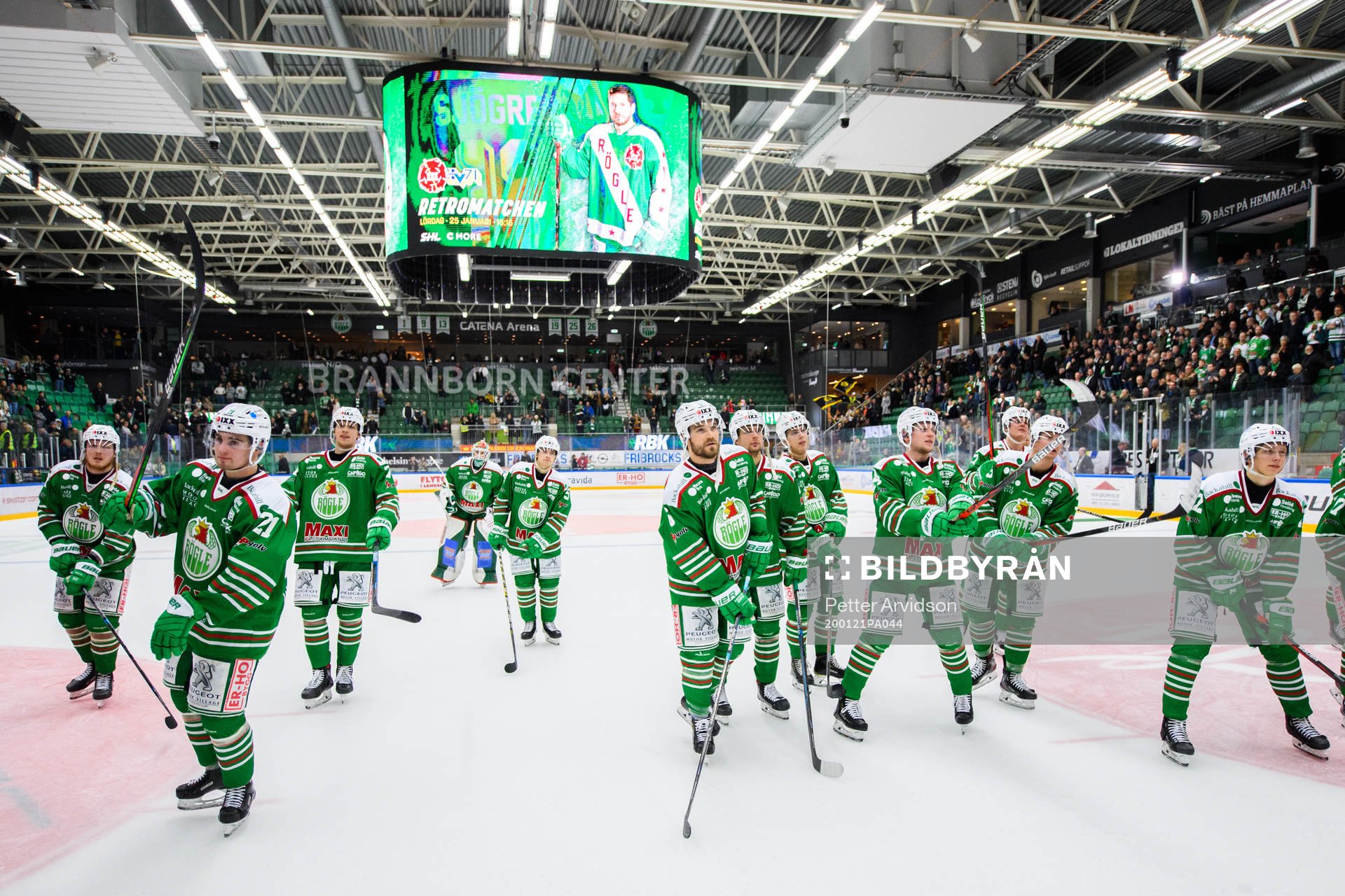 Rögles spelare jublar mot sina supportrar