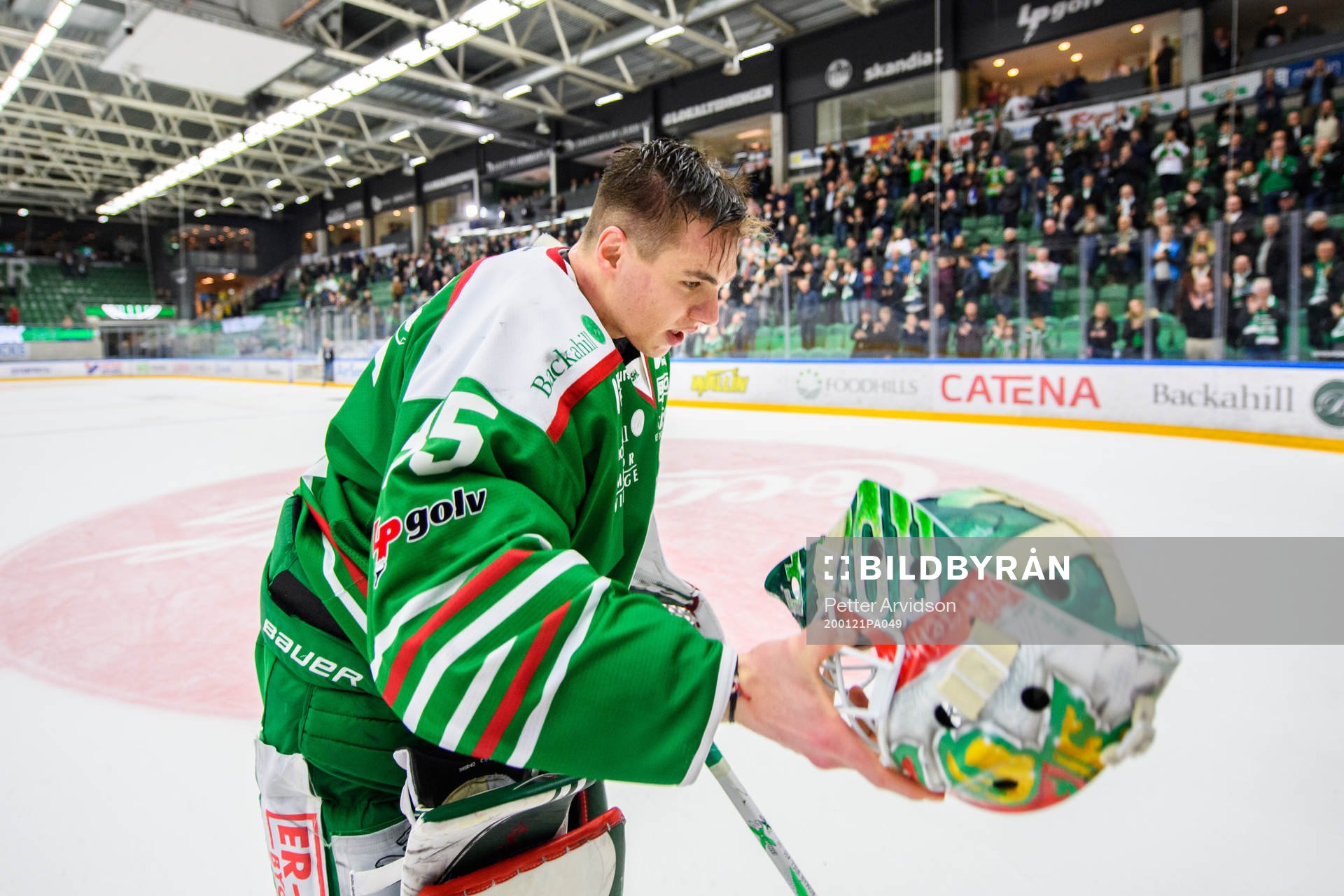 Rögles målvakt Roman Will jublar mot supportrarna